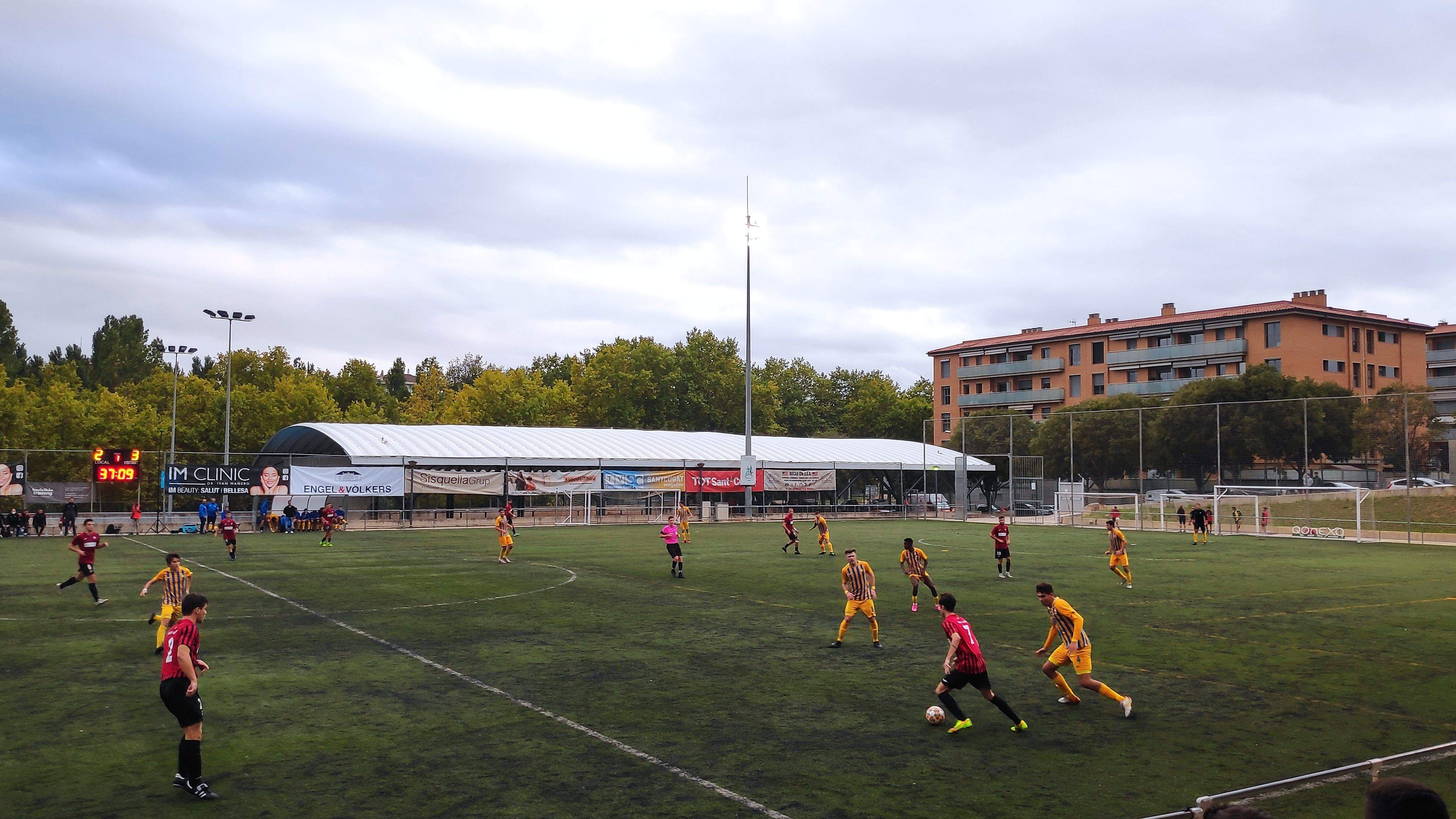 Marc Rodríguez, autor de dos gols, en una acció d'atac del Sant Cugat FC en l'empat a 5 vers l'Atlètic Sant Just. FOTO: Amit Gayà.