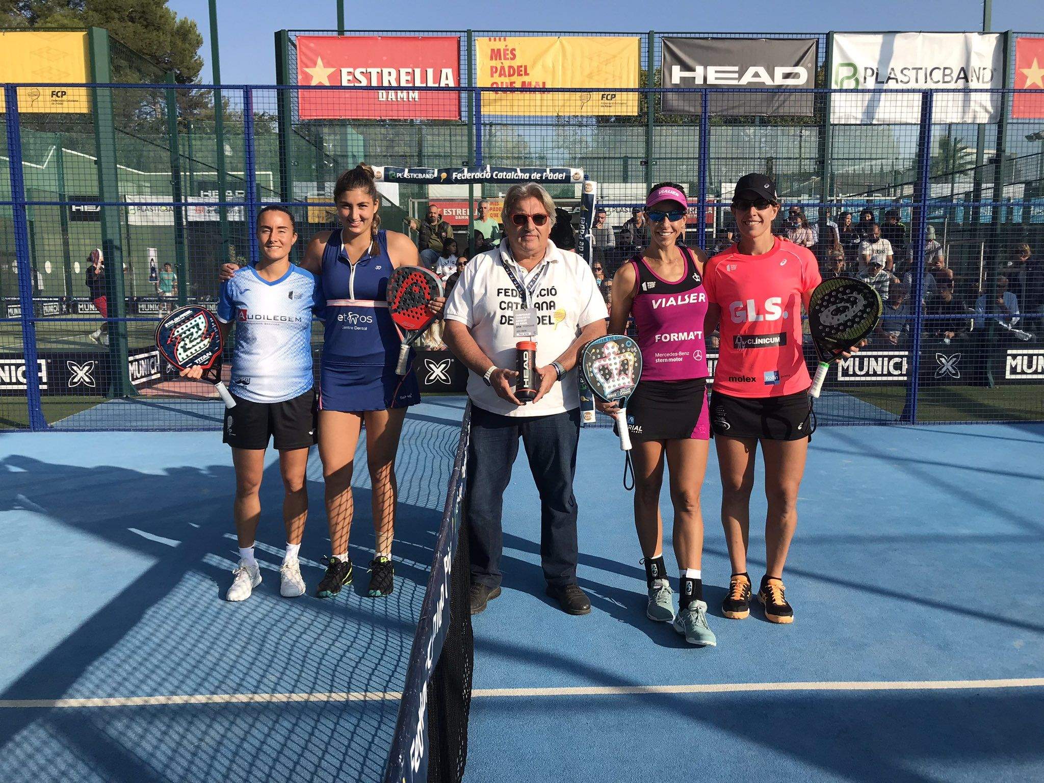 Marta Marrero i Lucía Sainz, a la dreta de la imatge, s'adjudiquen el seu primer torneig com a parella. FOTO: Federació Catalana de Pàdel