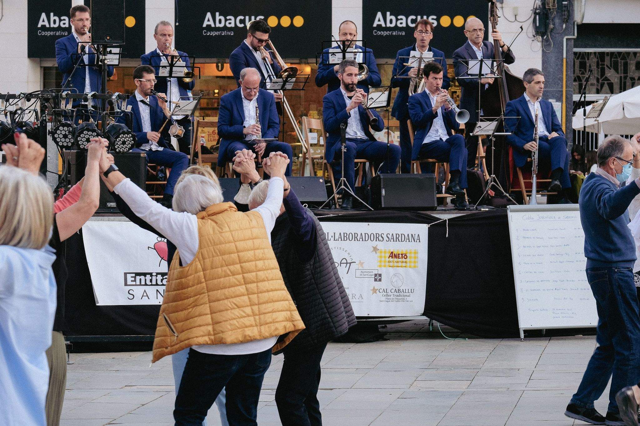  Ballada de sardanes amb la Jovenívola de Sabadell. FOTO: Ale Gómez