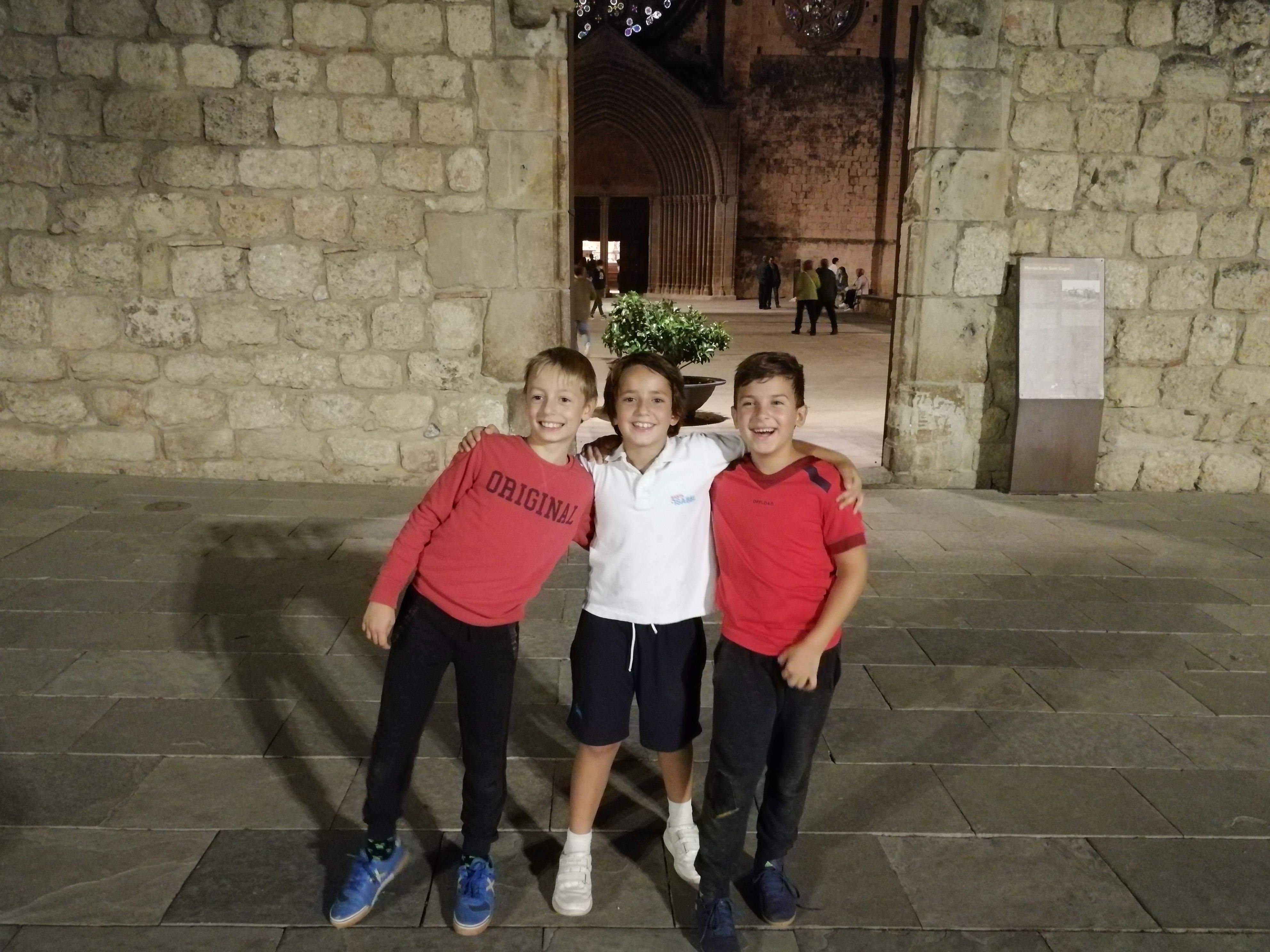 Els tres escaquistes que participaran al Campionat de Catalunya sub-8. FOTO: Cedida.