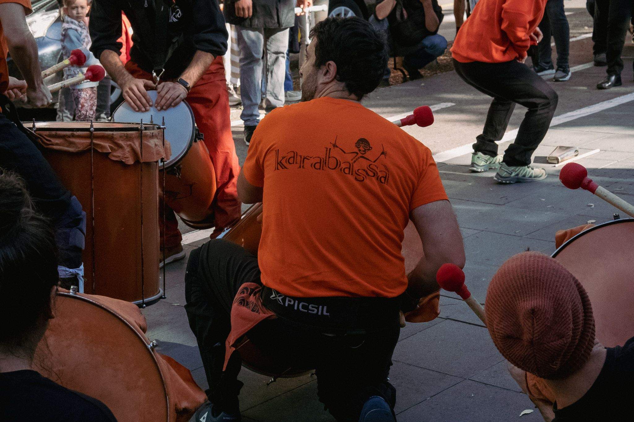 Actuació de Batucada Karabassà a la plaça de la Vila. FOTO: Ale Gómez