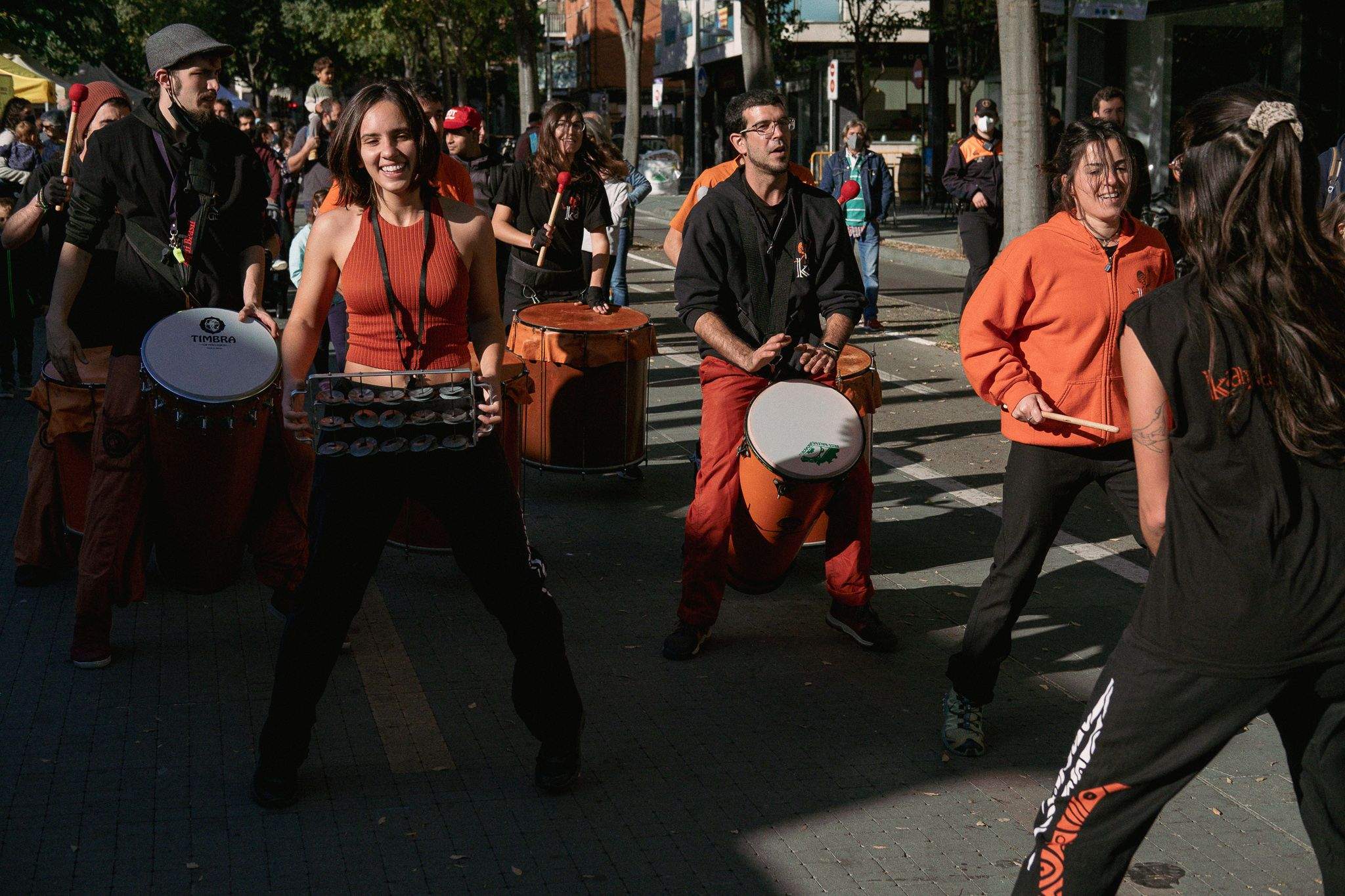 Actuació de Batucada Karabassà a la plaça de la Vila. FOTO: Ale Gómez