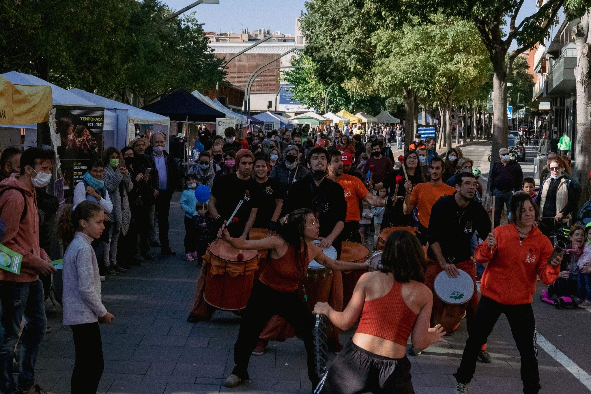 Actuació de Batucada Karabassà a la plaça de la Vila. FOTO: Ale Gómez