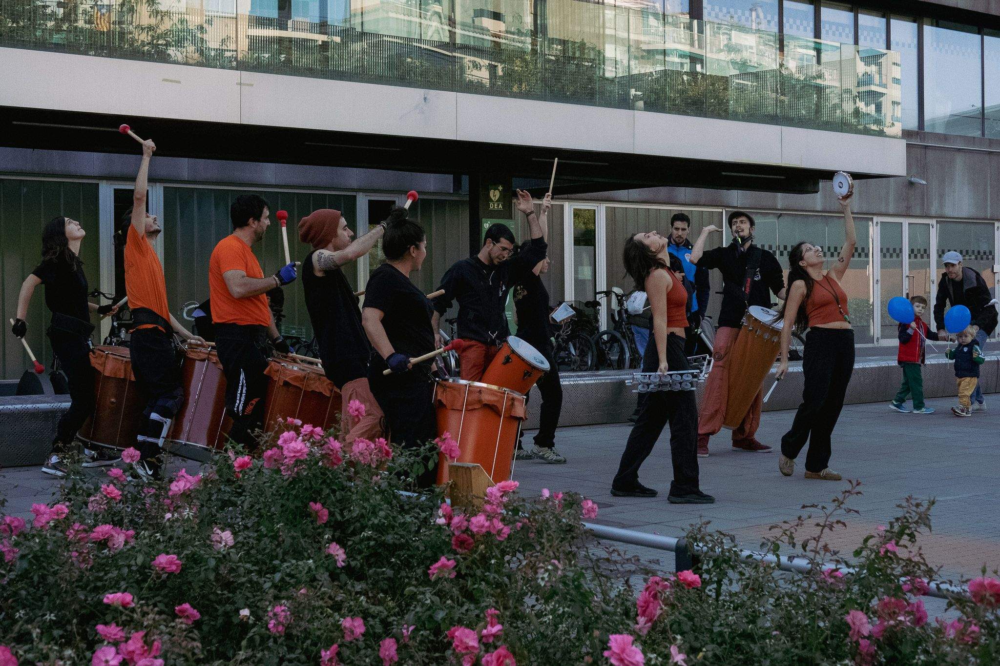Actuació de Batucada Karabassà a la plaça de la Vila. FOTO: Ale Gómez