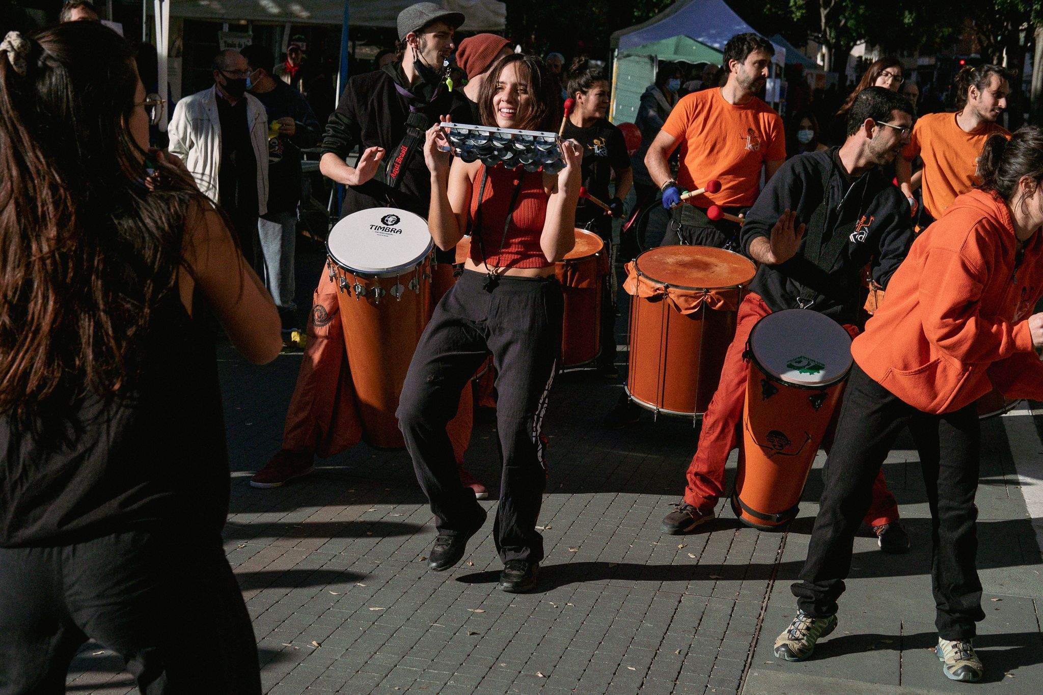 Actuació de Batucada Karabassà a la plaça de la Vila. FOTO: Ale Gómez