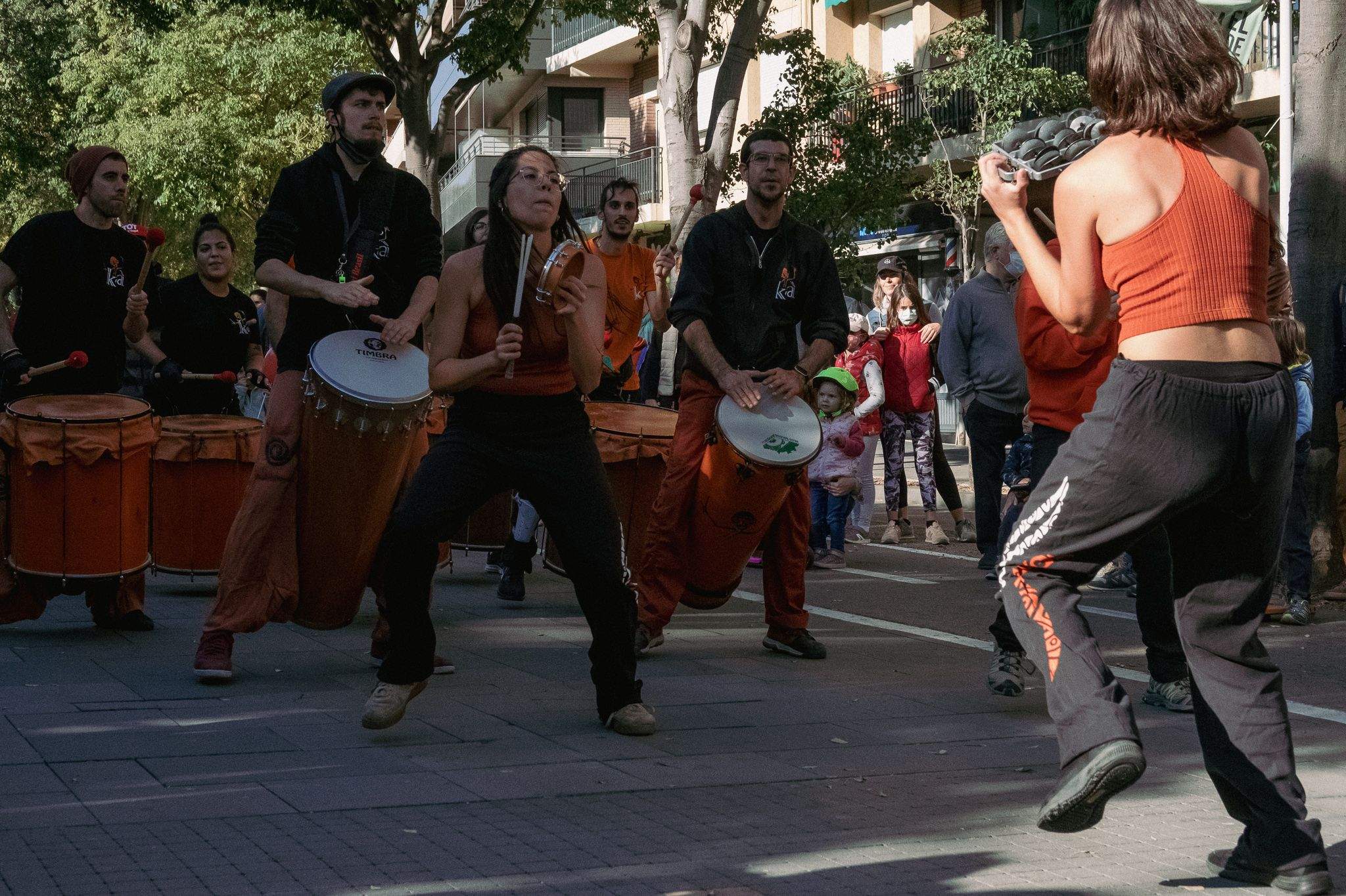 Actuació de Batucada Karabassà a la plaça de la Vila. FOTO: Ale Gómez