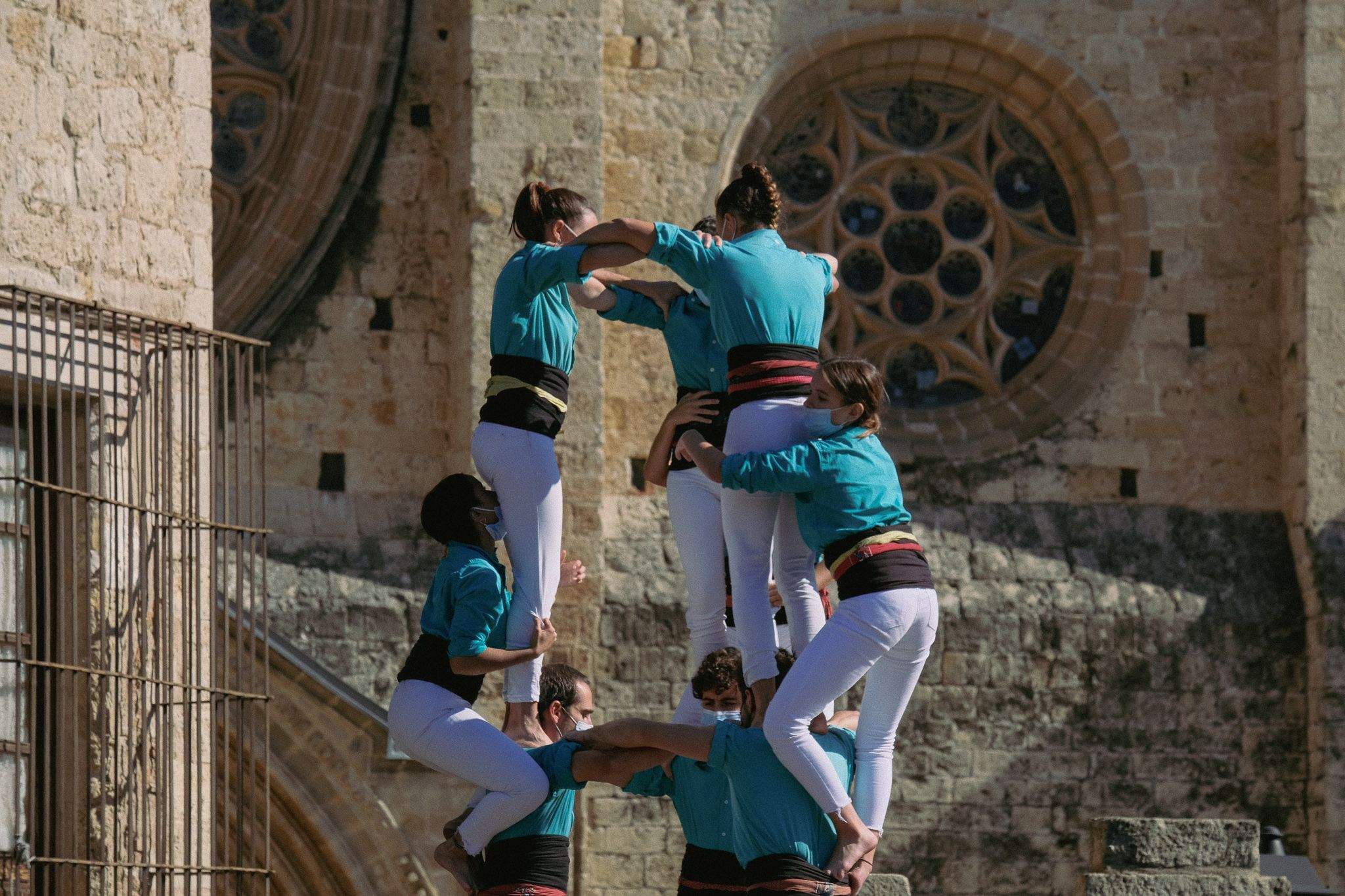 Els Castellers de Sant Cugat, Castellers de Vilafranca i els Castellers de Sabadell a la plaça Octavià. FOTO: Ale Gómez