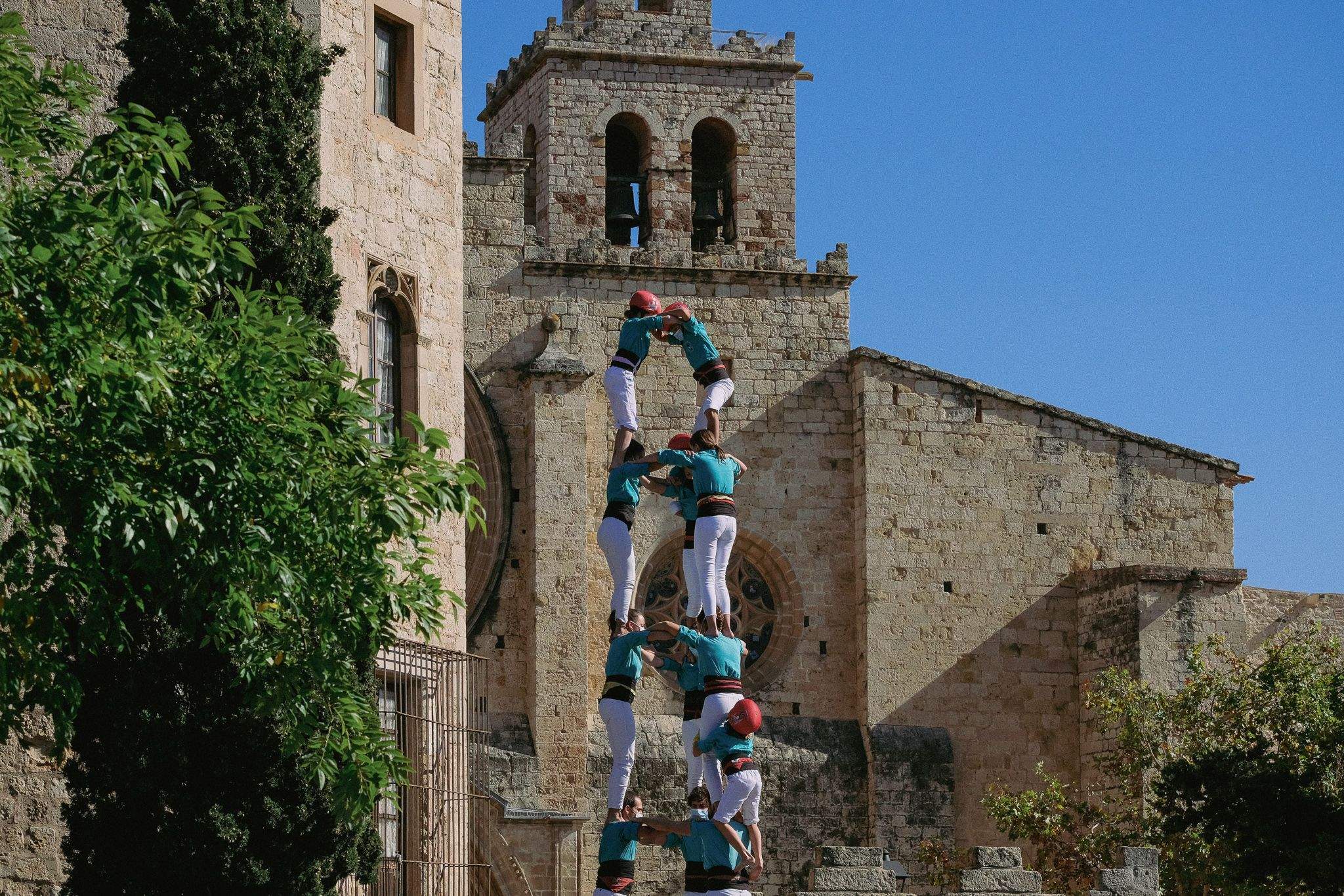 Els Castellers de Sant Cugat, Castellers de Vilafranca i els Castellers de Sabadell a la plaça Octavià. FOTO: Ale Gómez