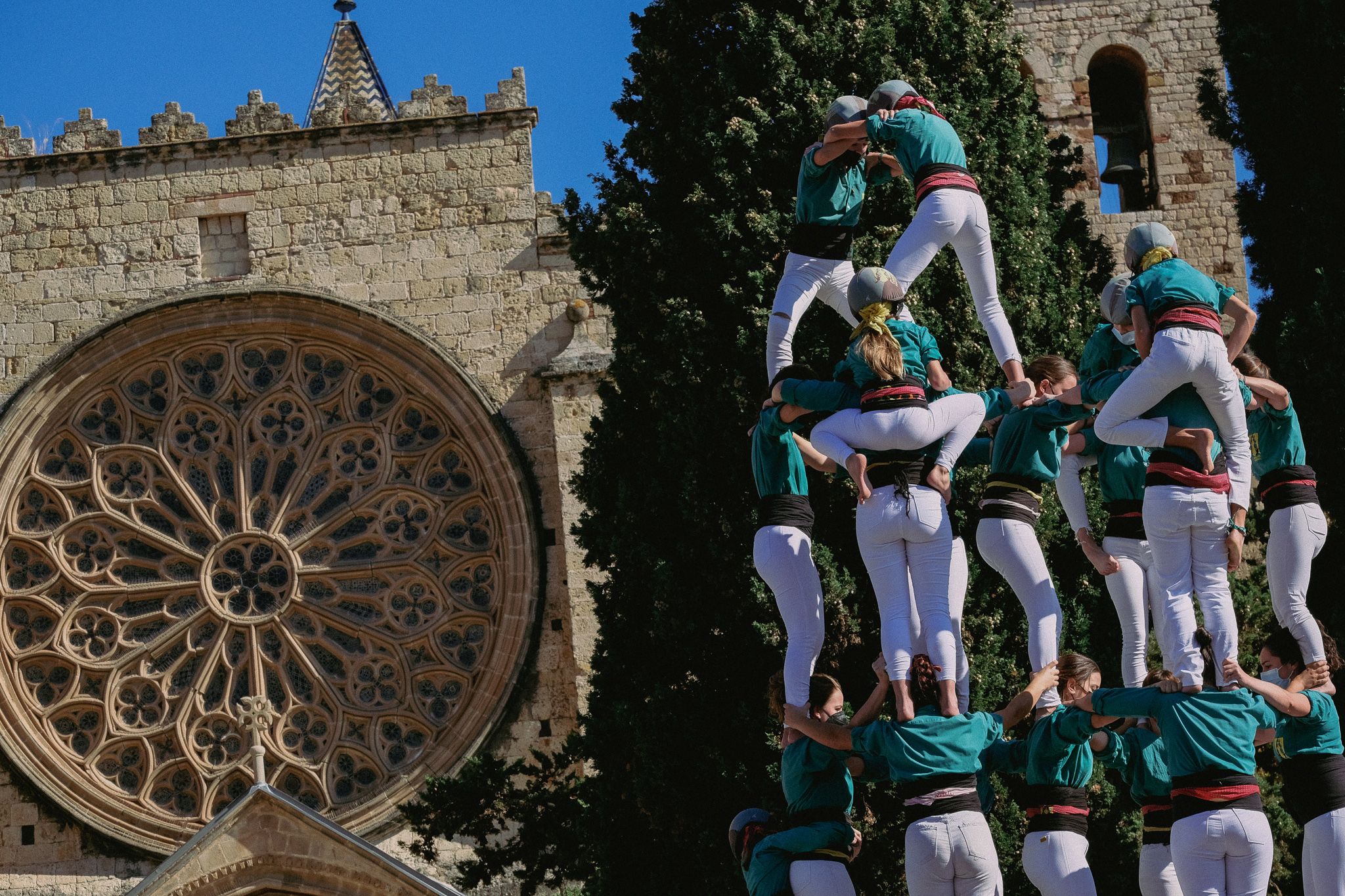 Els Castellers de Sant Cugat, Castellers de Vilafranca i els Castellers de Sabadell a la plaça Octavià. FOTO: Ale Gómez