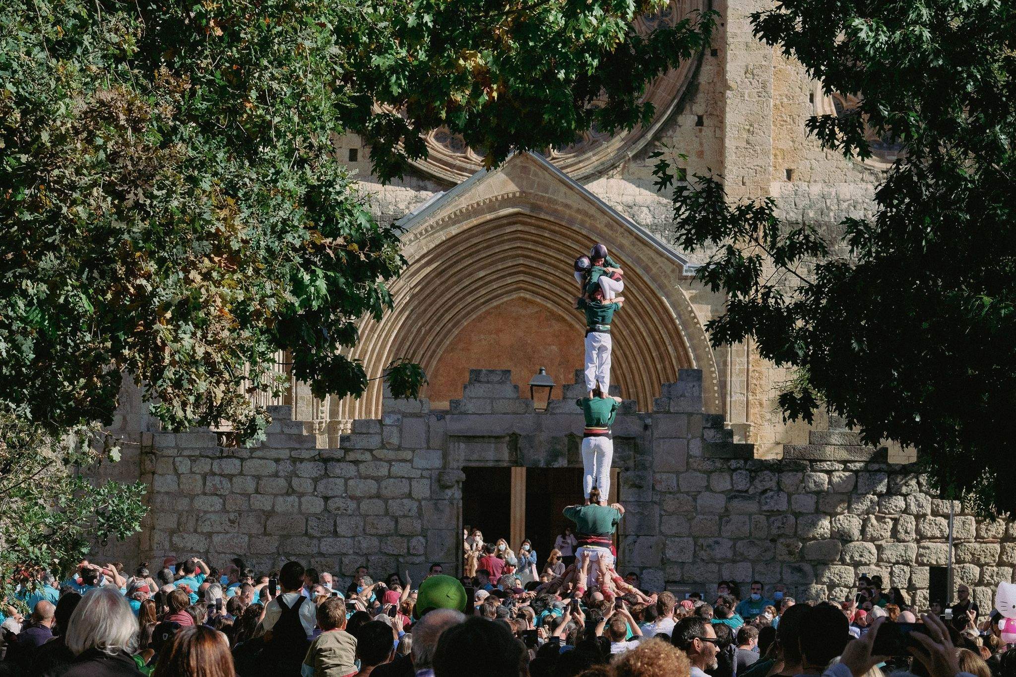 Els Castellers de Sant Cugat, Castellers de Vilafranca i els Castellers de Sabadell a la plaça Octavià. FOTO: Ale Gómez