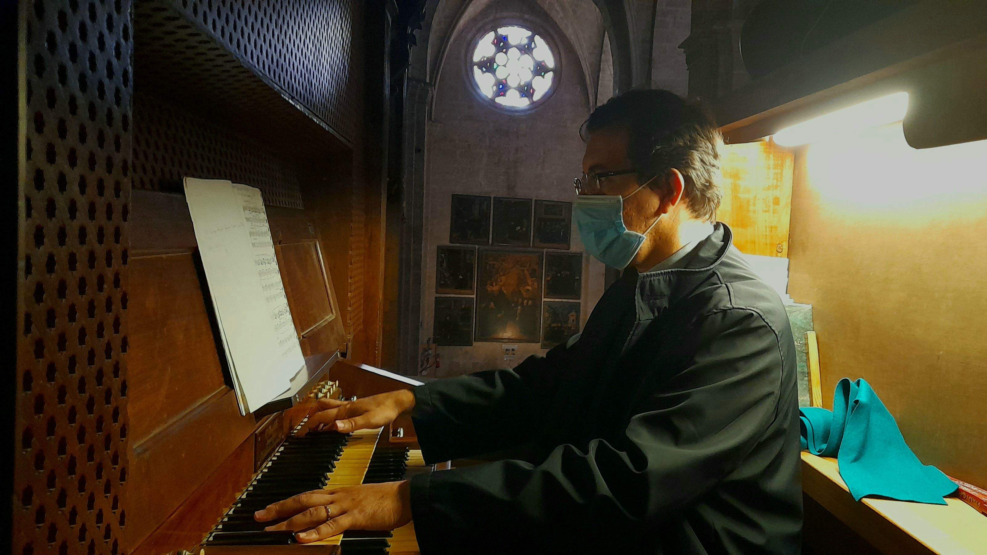 Mossèn Emili ensenya l'orgue del Monestir de Sant Cugat. FOTO: Cristina Cabasés