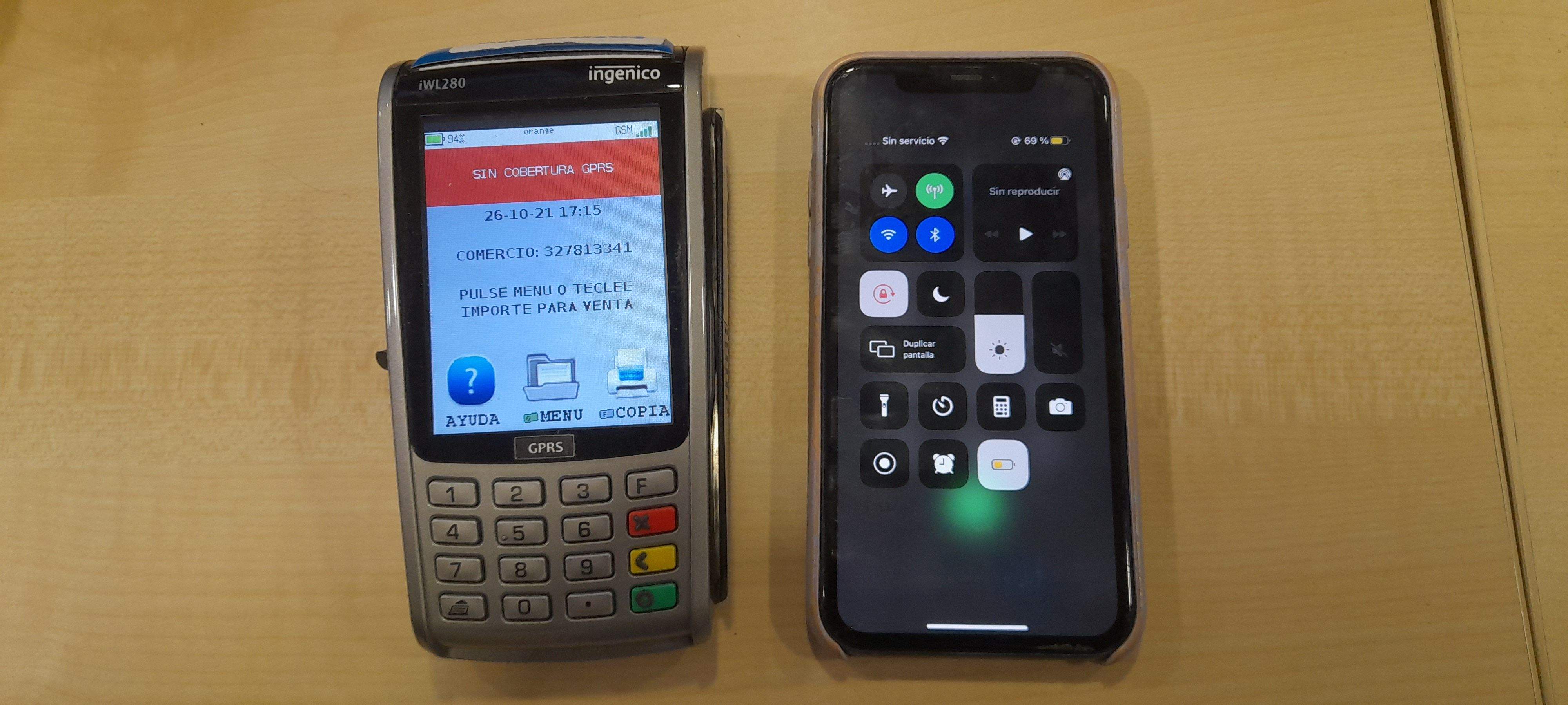 Datàfon PTV i telèfon mòbil sense servei. FOTO: Redacció TOT. 