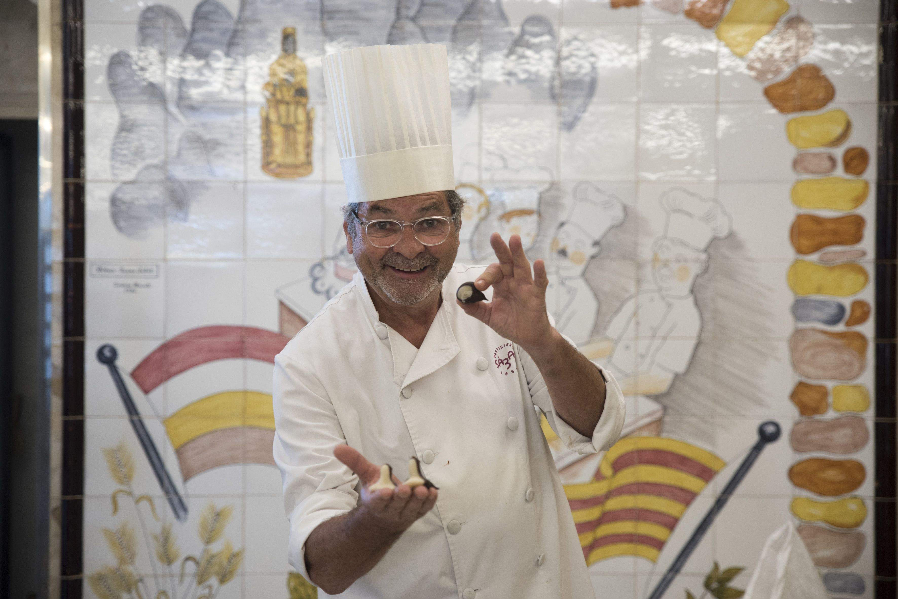 Jaume Sàbat a l'obrador de la pastisseria fent panellets. FOTO: Bernat Millet