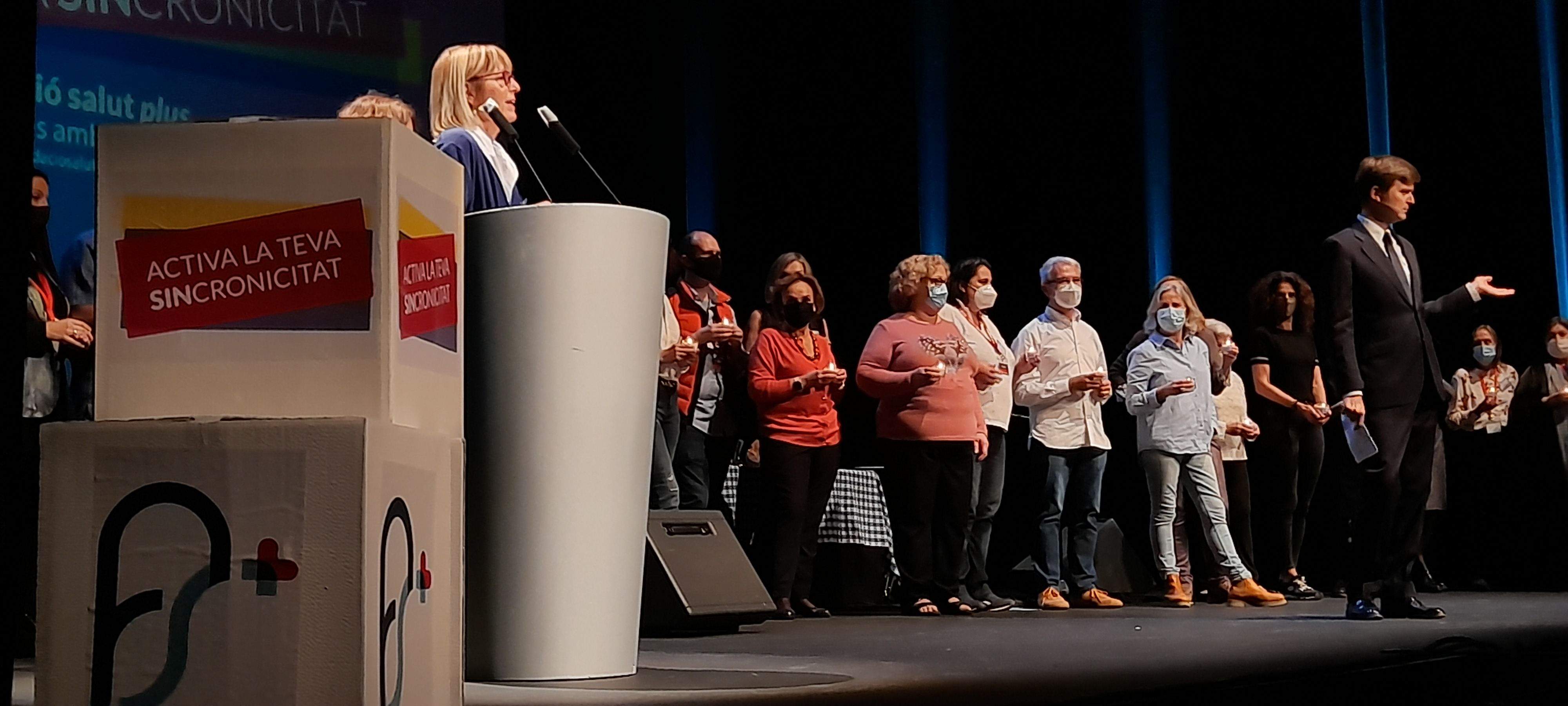 Clàudia Massé va presentar l'acte d'agraïment als voluntaris de Salut Plus, dins del concert solidari. FOTO: Cristina Cabasés