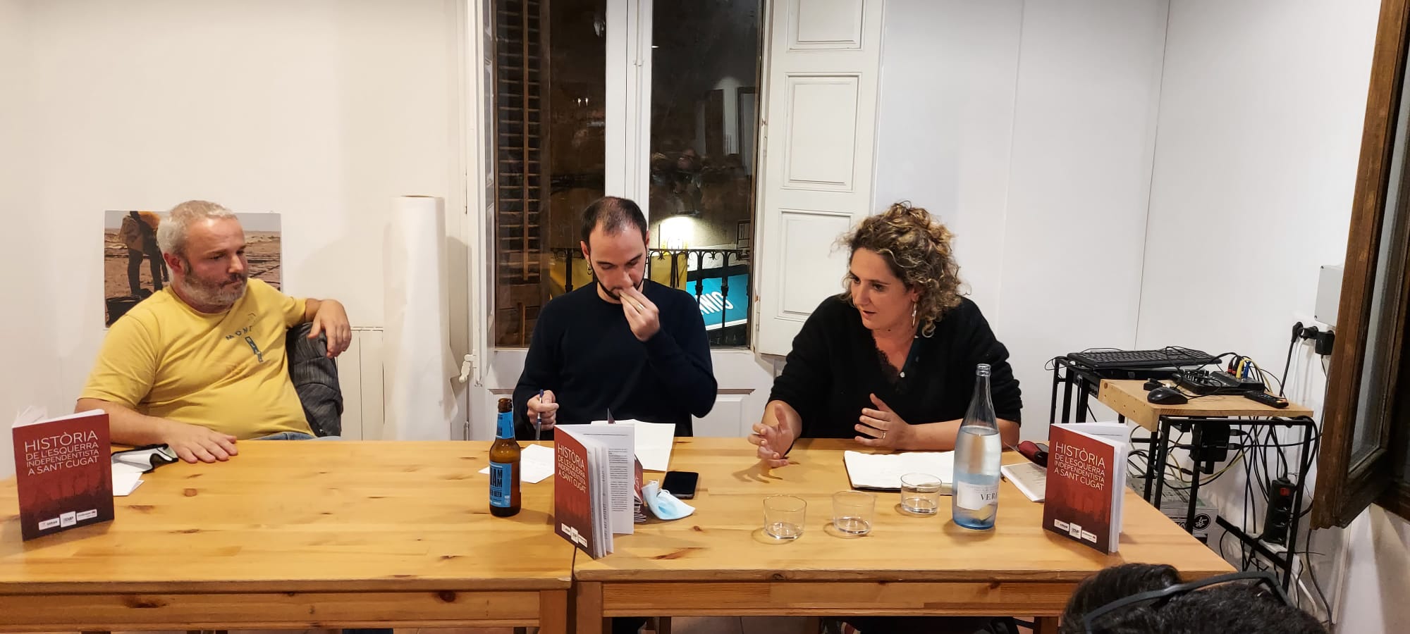 Els exregidors de la CUP, Guim Pros i Ignasi Bea i la tinenta d'alcaldia, Núria Gibert, a la xerrada sobre els 10 anys de la CUP a l'Ajuntament de Sant Cugat. FOTO: JLSilva