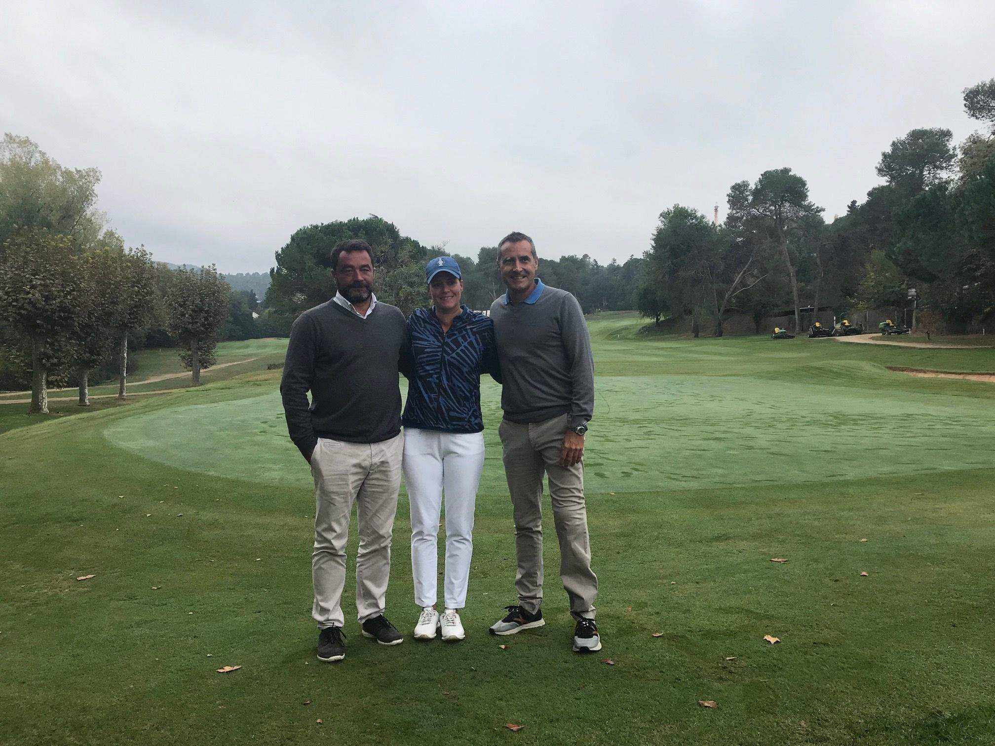 José Miguel Torres, Paula Martí i Iván Corretja (d'esquerra a dreta) impulsors del torneig solidari del Club de Golf Sant Cugat en honor a Juan Carlos Unzué. FOTO: Nielo Ballart