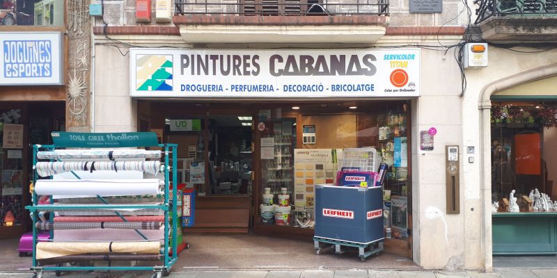 La família Cabanas porta una jogueteria, una adrogueria, una botiga de pintures i una galeria d'art. FOTO: Cristina Cabasés