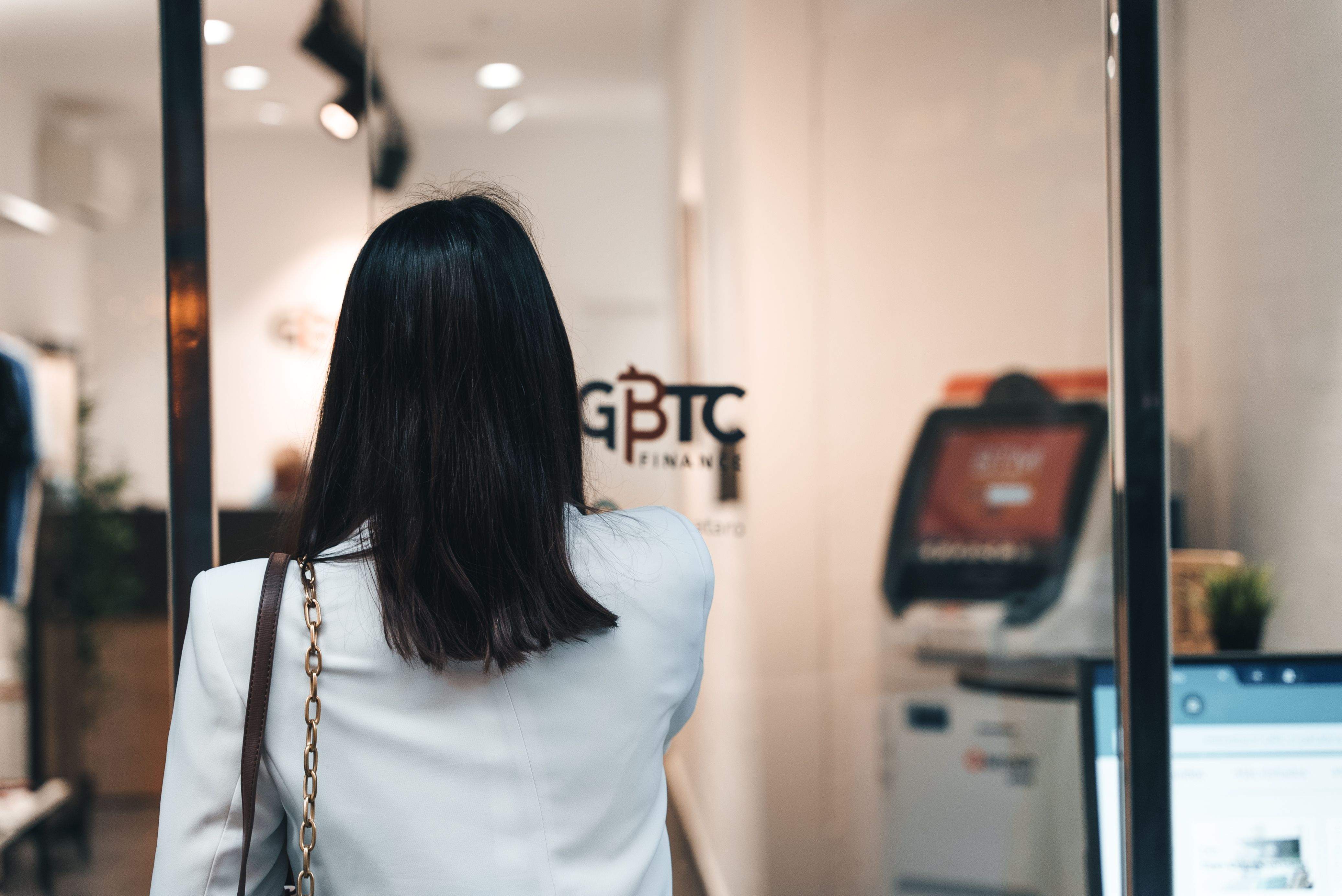 'GBTC Finance' t'ajuda a vendre i comprar bitcoins a SantCugat. FOTO: Cedida