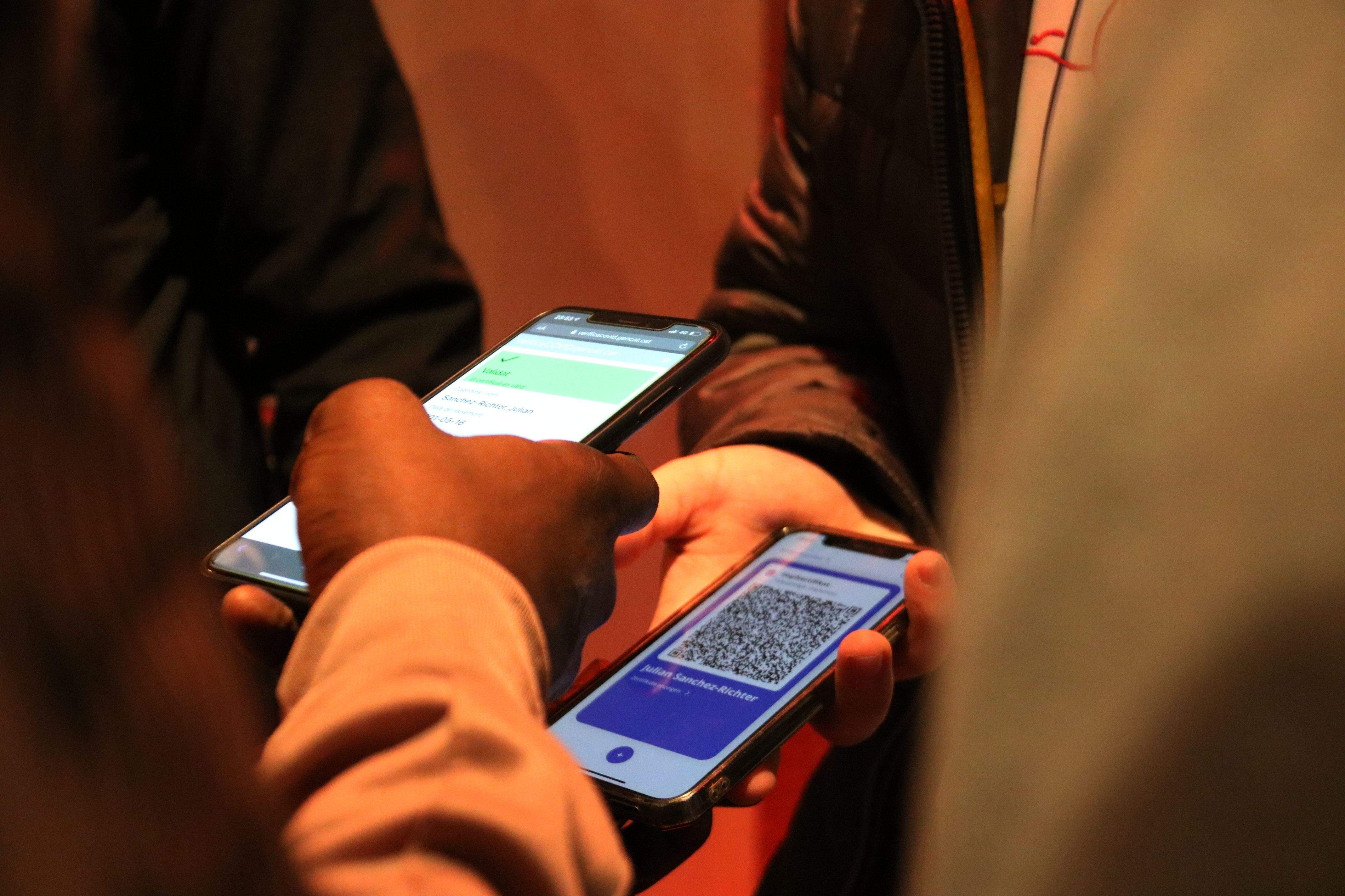 Passaport covid validat en la primera nit de reobertura dels locals d'oci nocturn. FOTO: Marta Casado Pla/ACN 