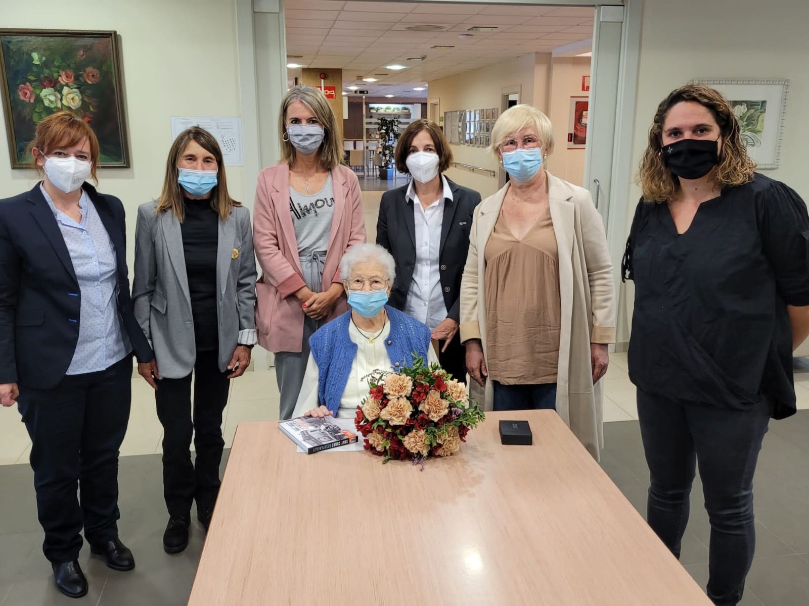 Carme Prats, dona centenària de la residència STS Valldoreix, al centre