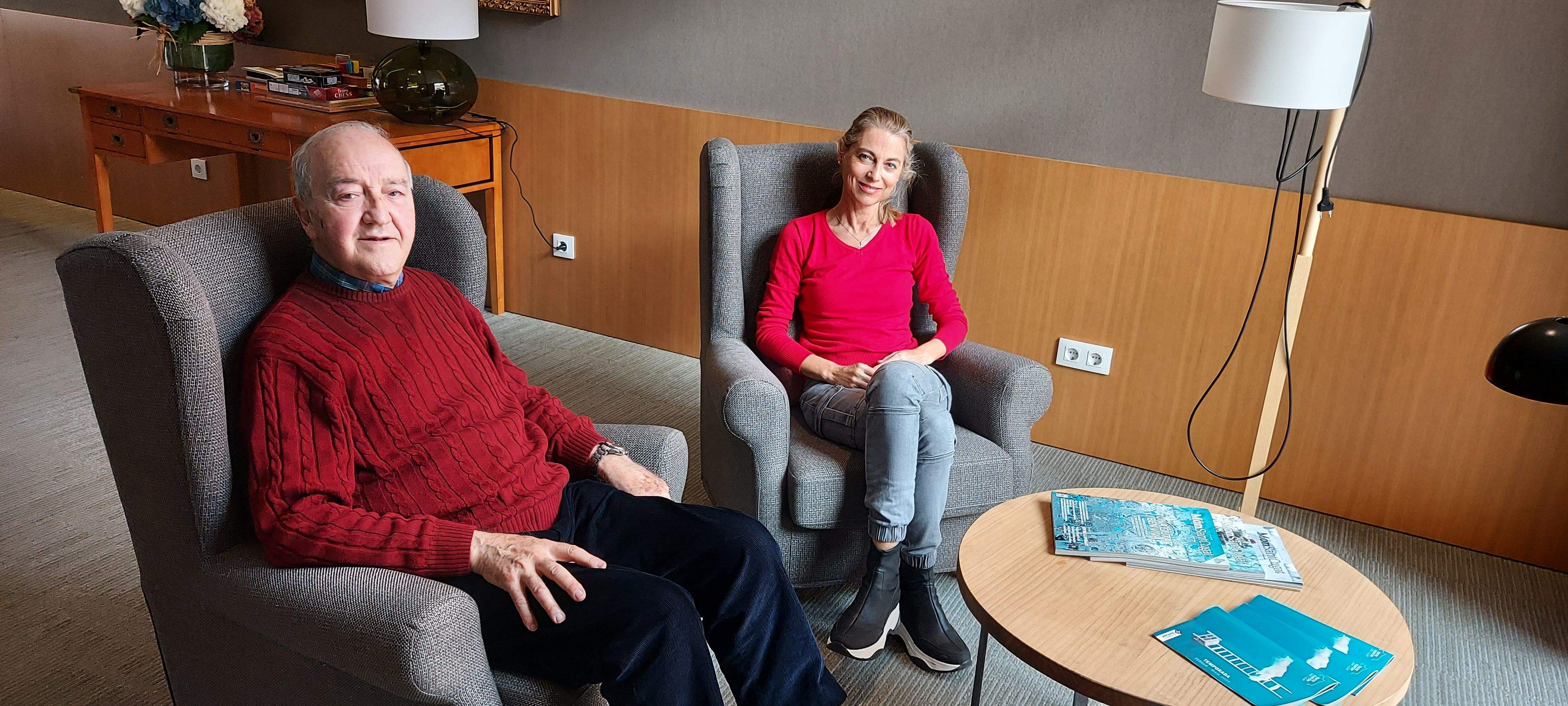 Conrad Pascual, resident i Helena Aranyó, directora dels apartaments Cugat Natura. FOTO: Cedida