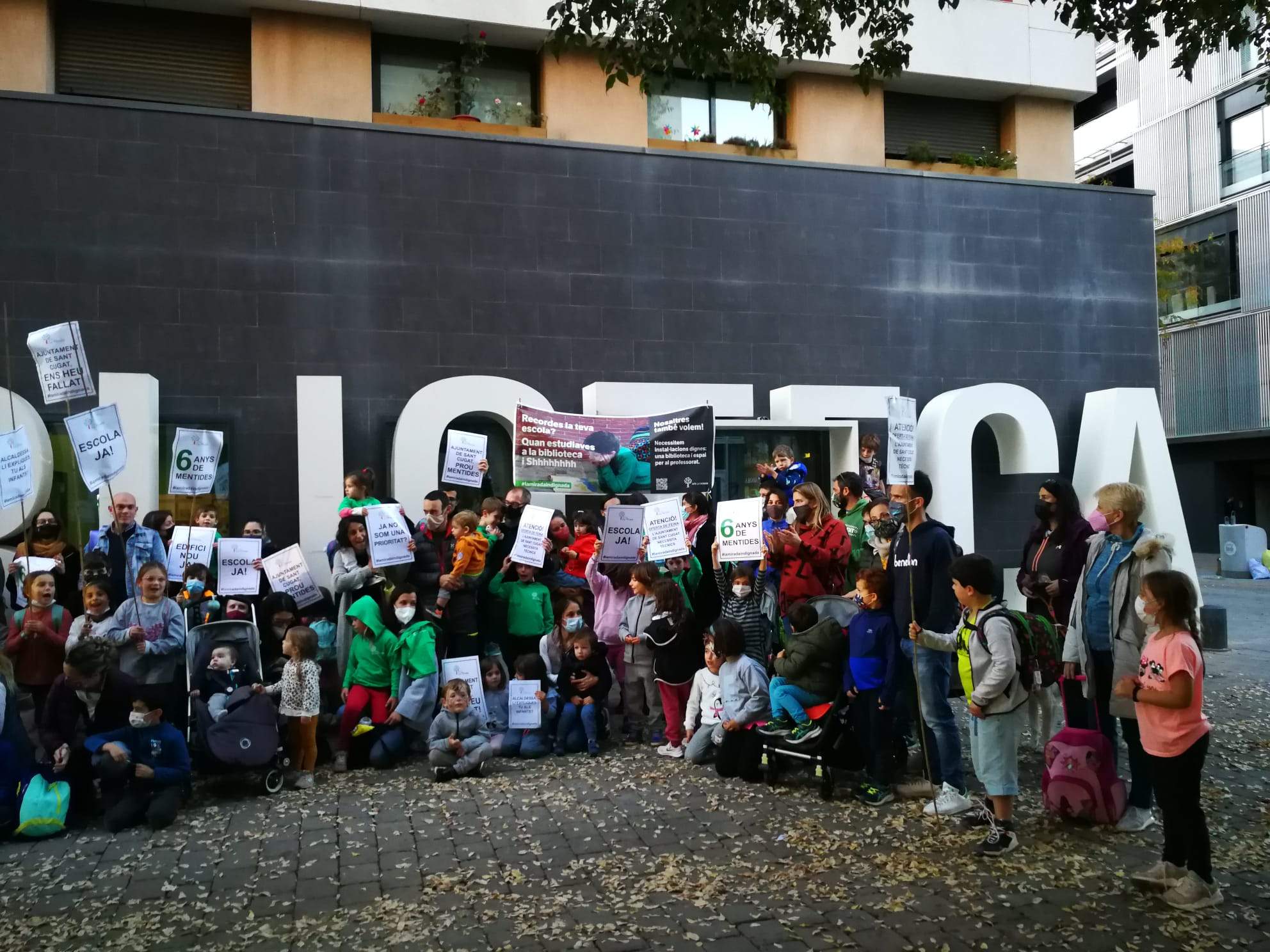 Protesta de les famílies de La Mirada a la biblioteca FOTO: AFA La Mirada