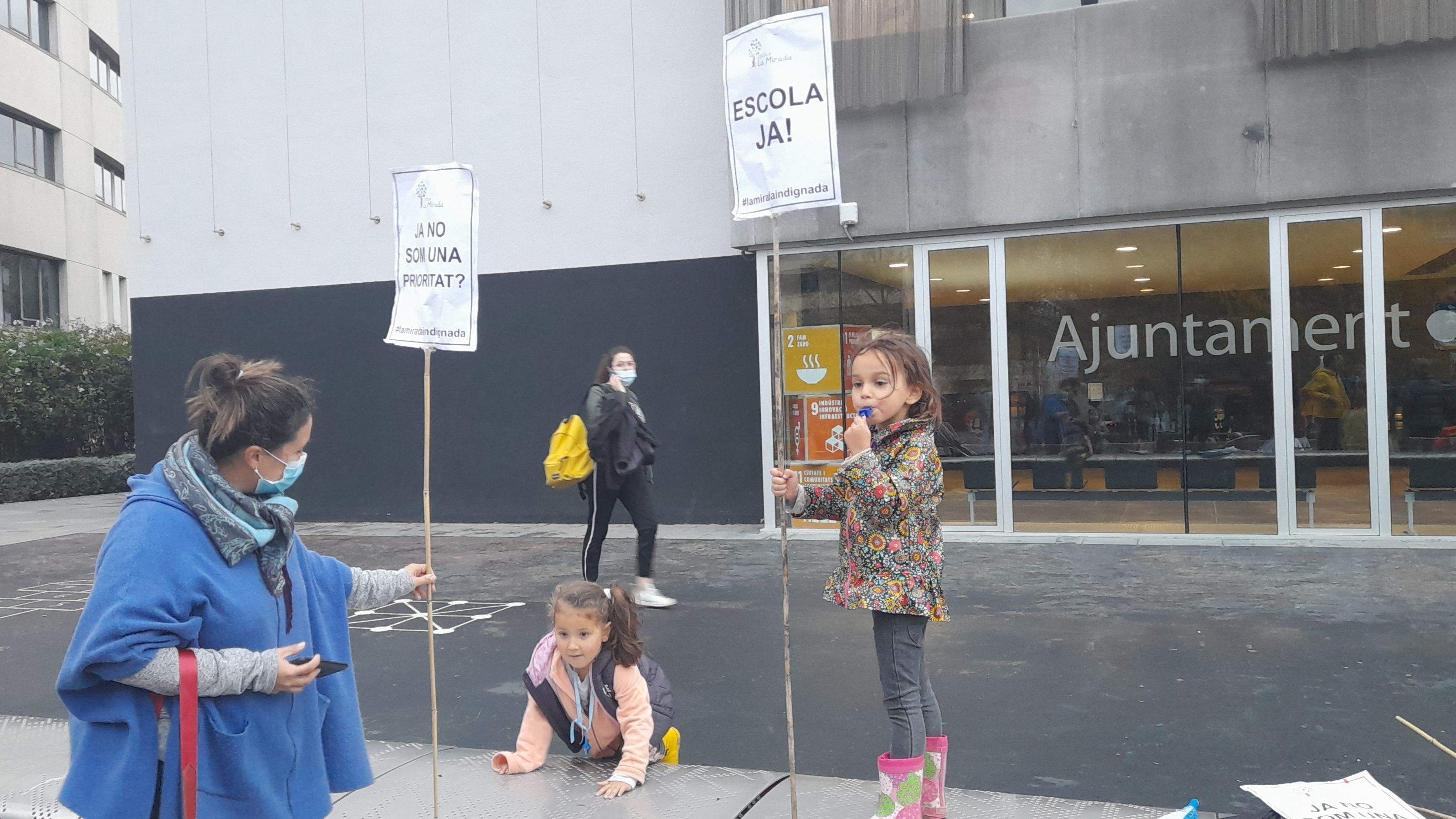 Una alumna de La Mirada es manifesta per exigir una escola. FOTO: Cristina Cabasés