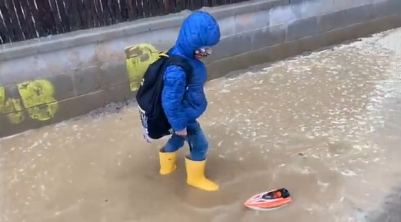 Un nen juga amb el seu vaixell de joguina al toll de La Mirada. FOTO: AFA La Mirada