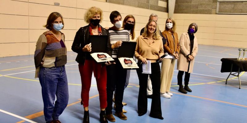 Núria Terribas i Carme Ponte, amb la placa commemorativa del DSV Club Voleibol Sant Cugat. FOTO: Jordi García