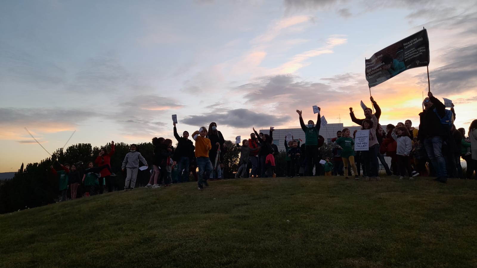 Les famílies de La Mirada es manifesten per un nou edifici. FOTO: Cristina Cabasés