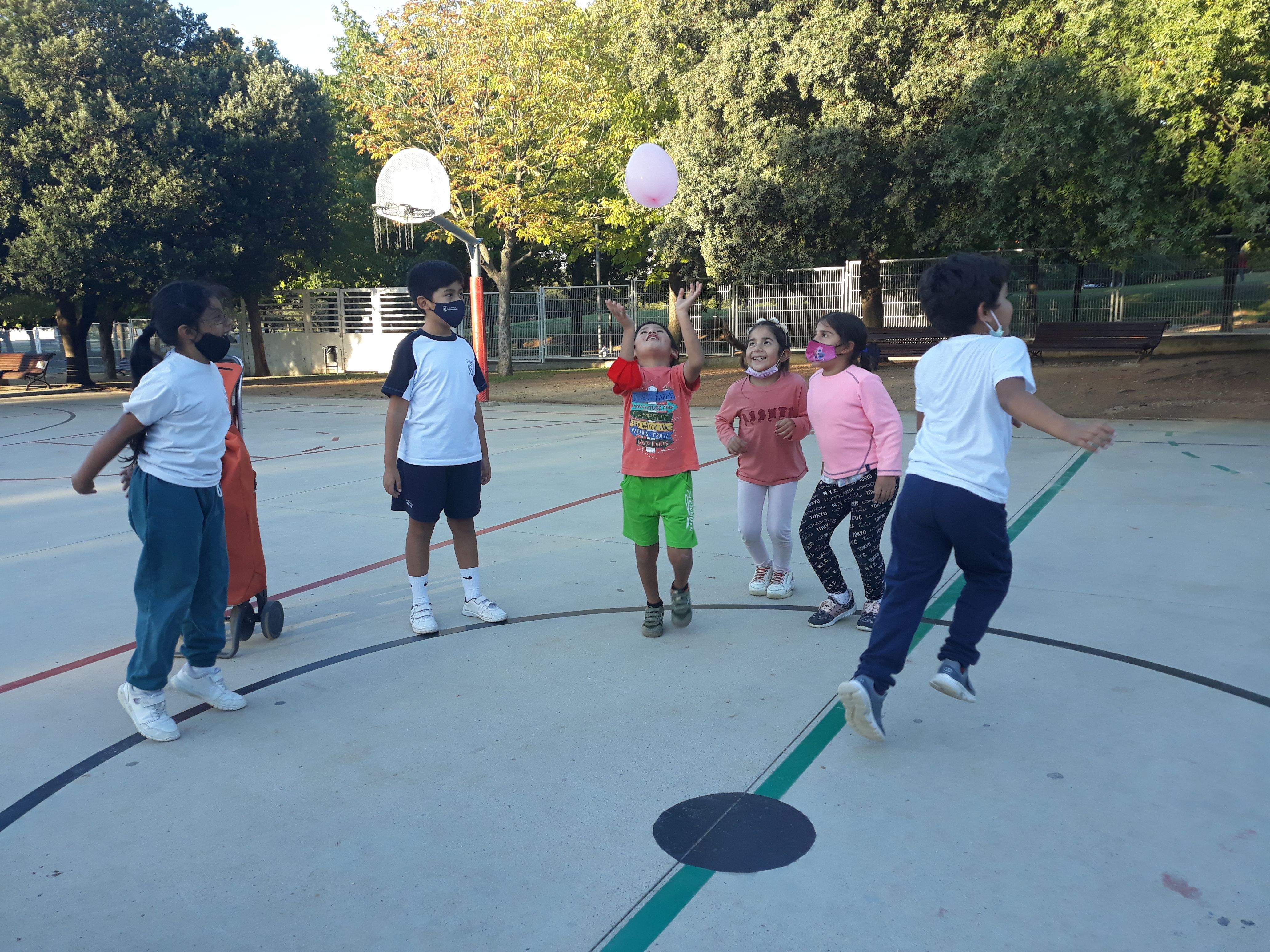 Els infants del Centre Obert Sant Cugat jugant. FOTO: Cedida