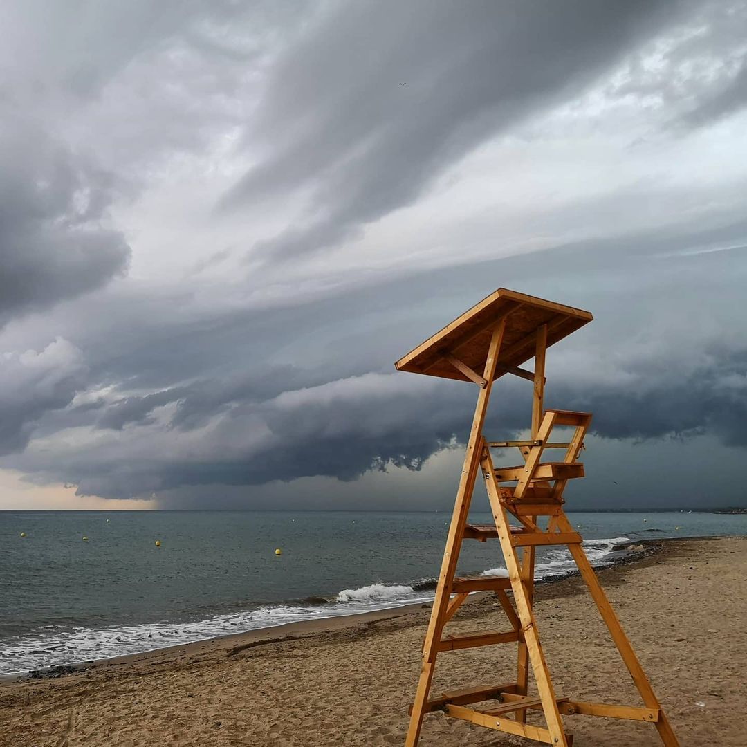 A punt de tempesta a la platja de Cambrils 