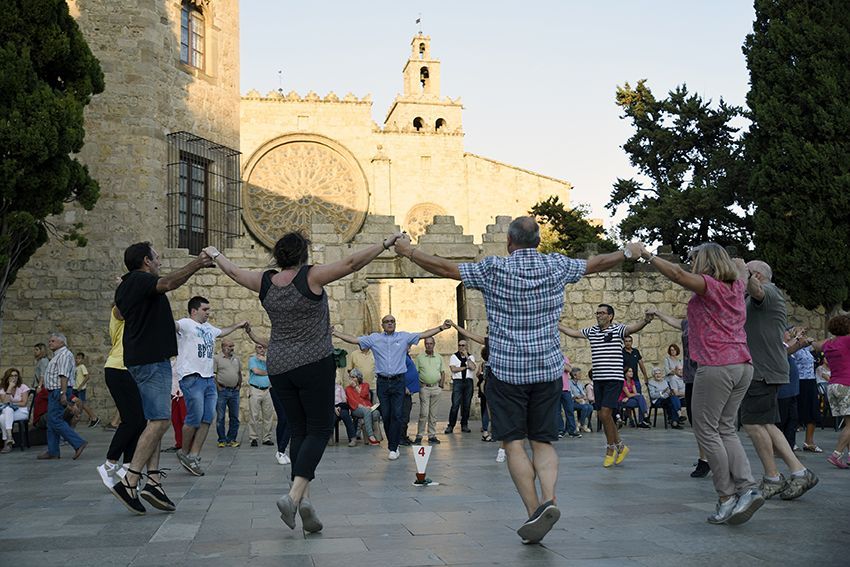 Sardanes a Sant Cugat. FOTO: Arxiu.