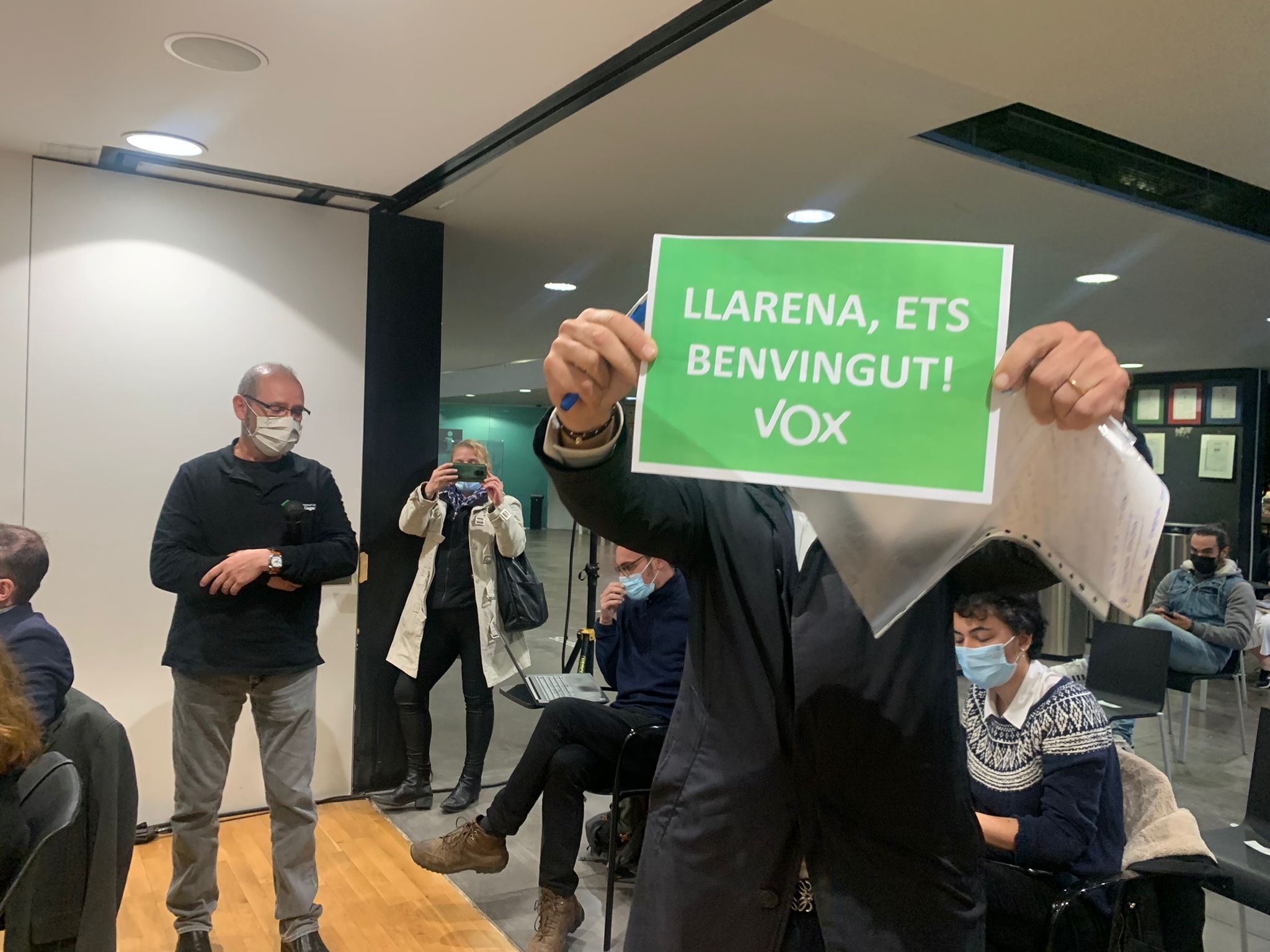 Marcos Rodríguez, amb un cartell a favor de Vox en el ple municipal de Sant Cugat. FOTO: TOT Sant Cugat