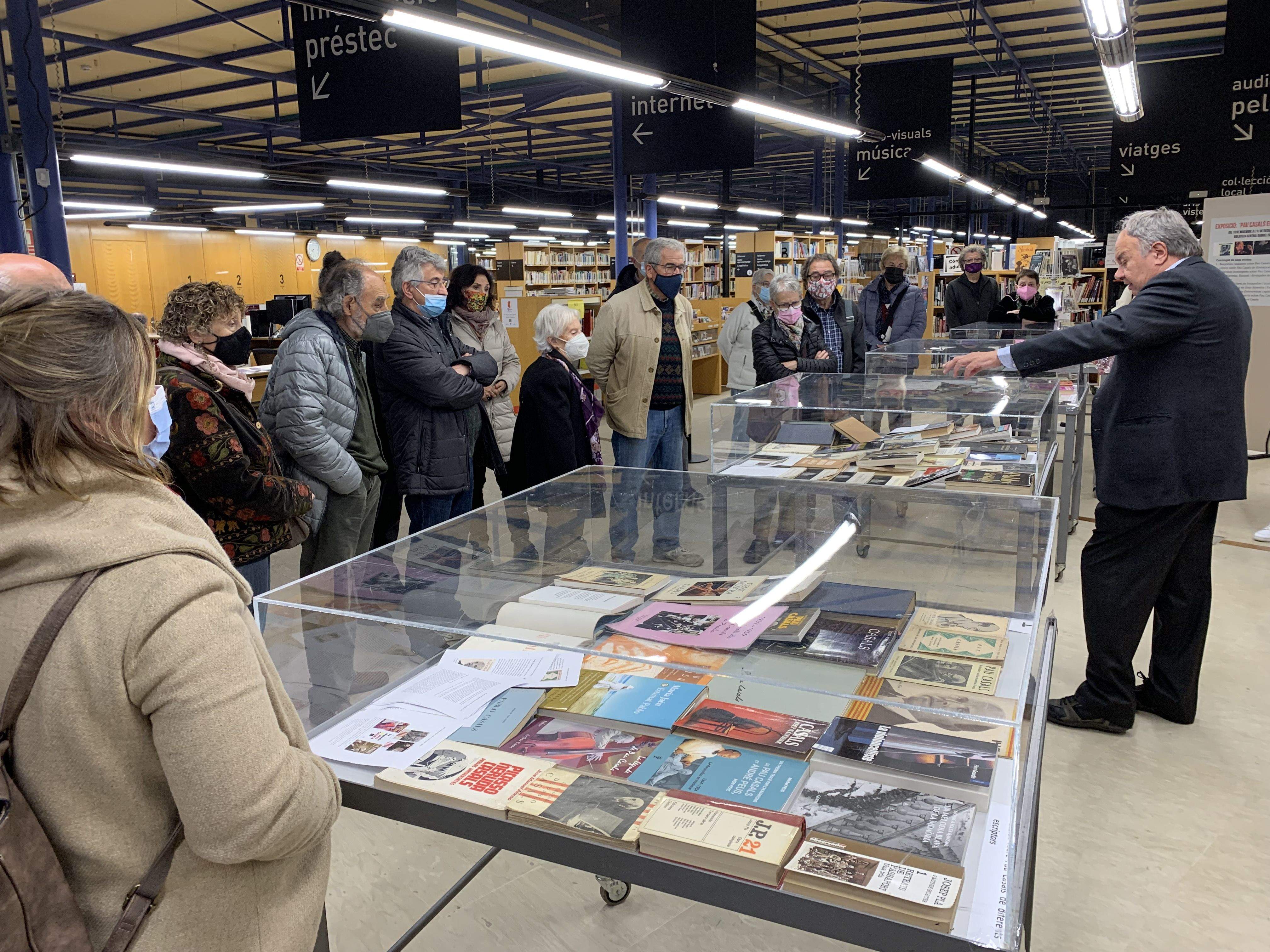L'historiador Josep Maria Figueres va presentar la mostra de Pau Casals a la Biblioteca Central FOTO: TOT