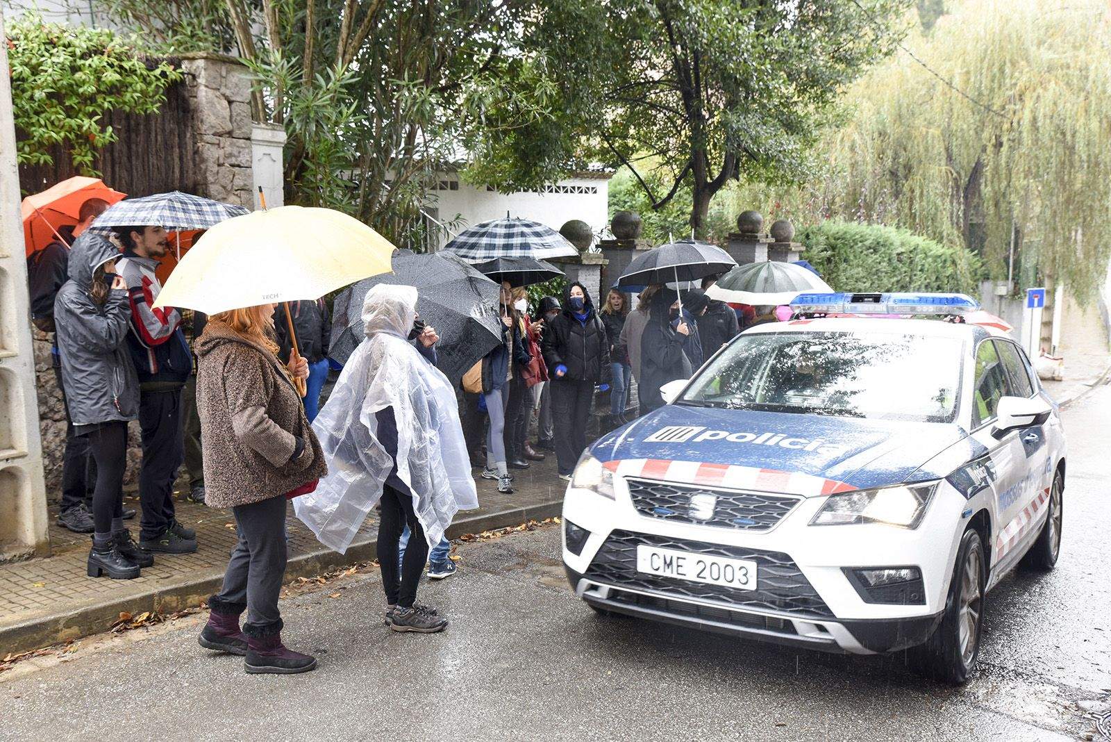 Concentració del Sindicat de Llogaters a les portes de l'habitatge FOTO: Bernat Millet