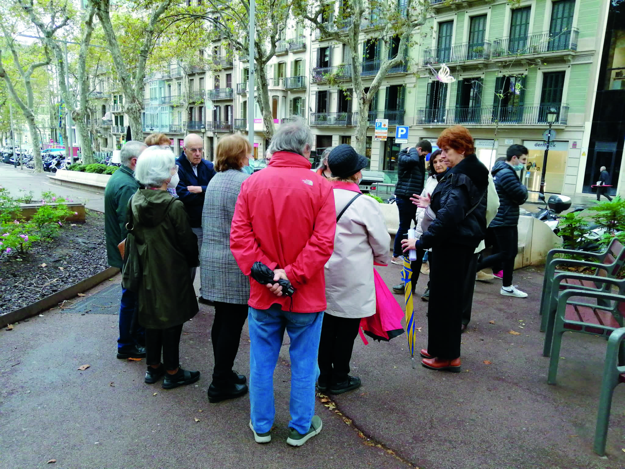 Els Amics de la UNESCO a la visita guiada al passeig de Gràcia. FOTO: Cedida