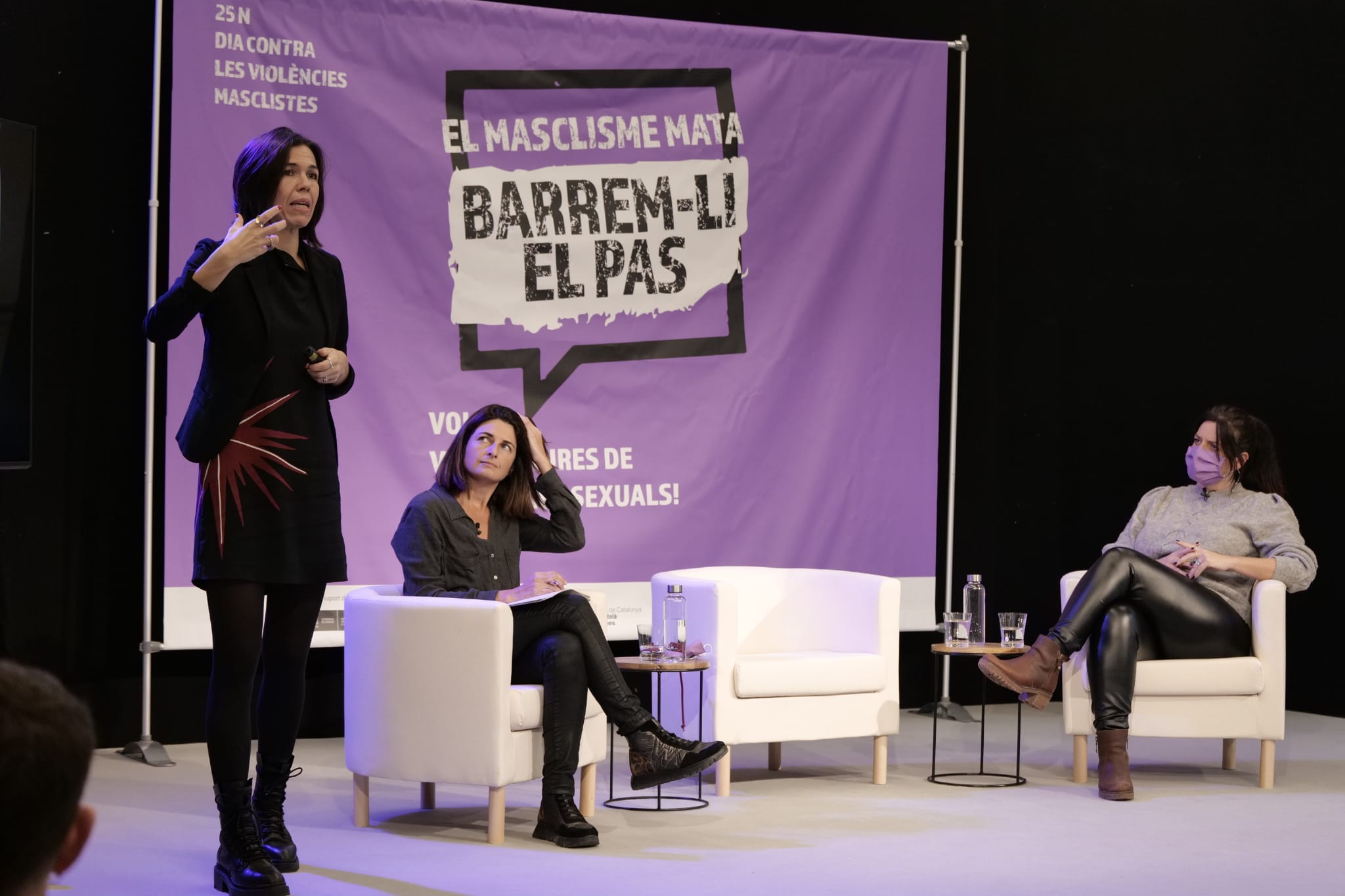 La psicòloga Alba Alfageme, durant la taula rodona amb l'advocada Carla Vall FOTO: Localpres