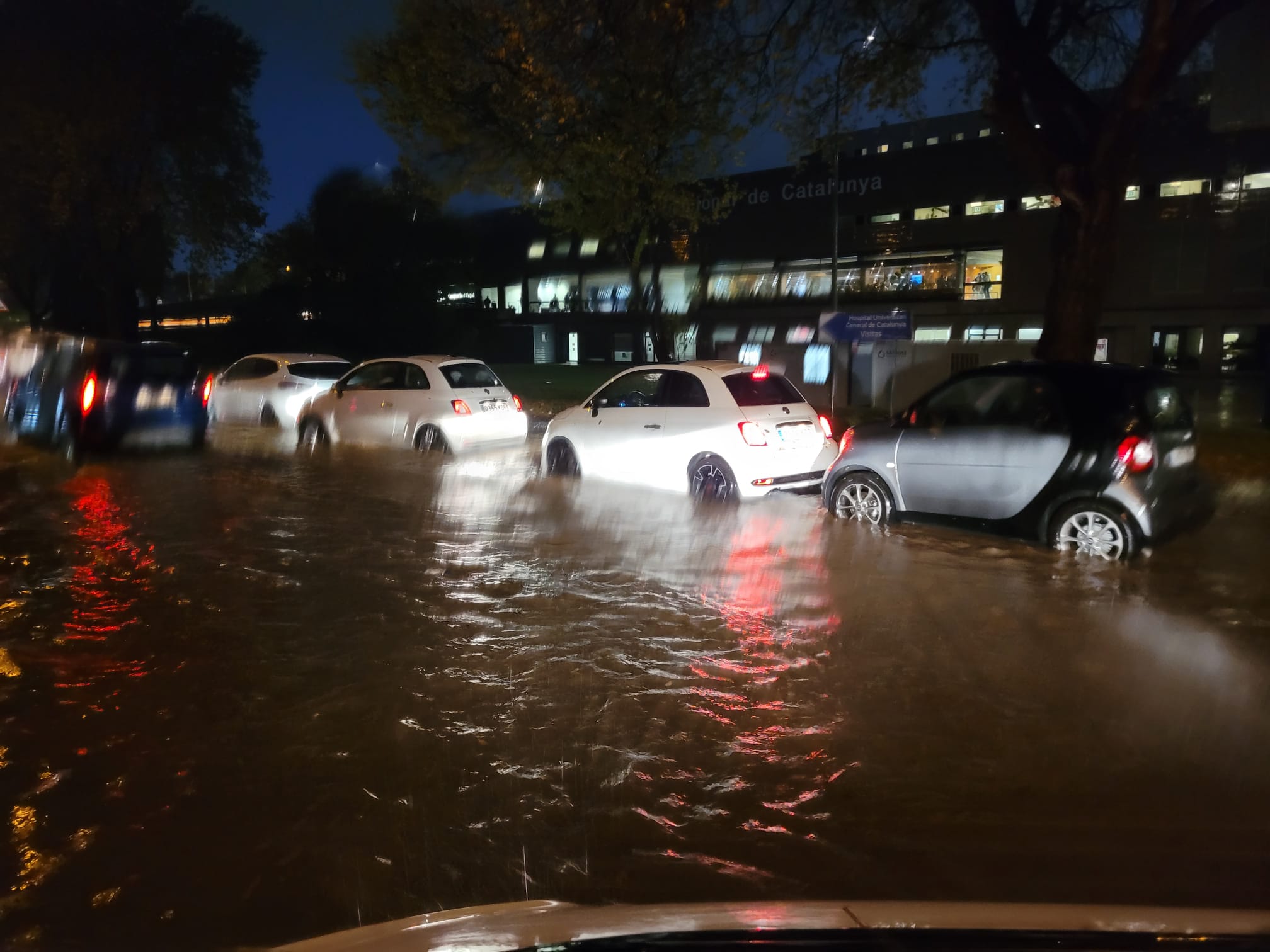 Alguns carrers de Sant Cugat s'estan inundant per les fortes pluges. FOTO: Manel Cervantes