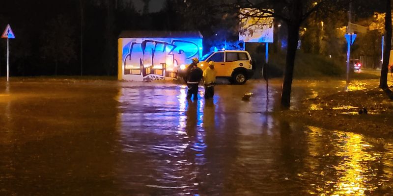 Inundacions al carrer de Josep Trueta, davant de l'Hospital General de Catalunya. FOTO: Manel Cervantes