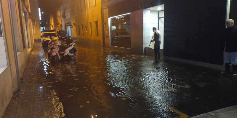 L'aigua està inundant alguns baixos i garatges del carrer del Dos de Maig. FOTO: TOT Sant Cugat