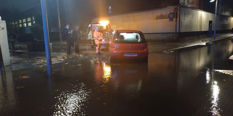 Un cotxe ha quedat atrapat al carrer de Dos de Maig a causa de la pluja. FOTO: TOT Sant Cugat