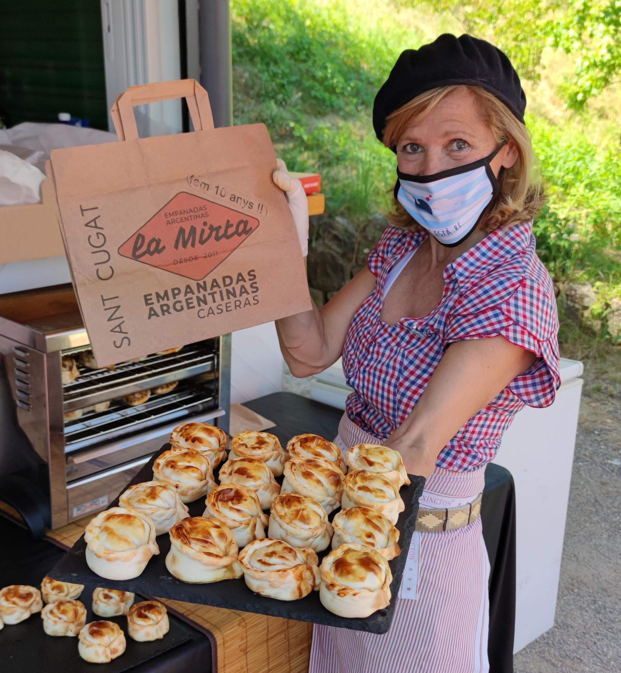 La Mirta amb algunes de les seves empanades FOTO: Cedida