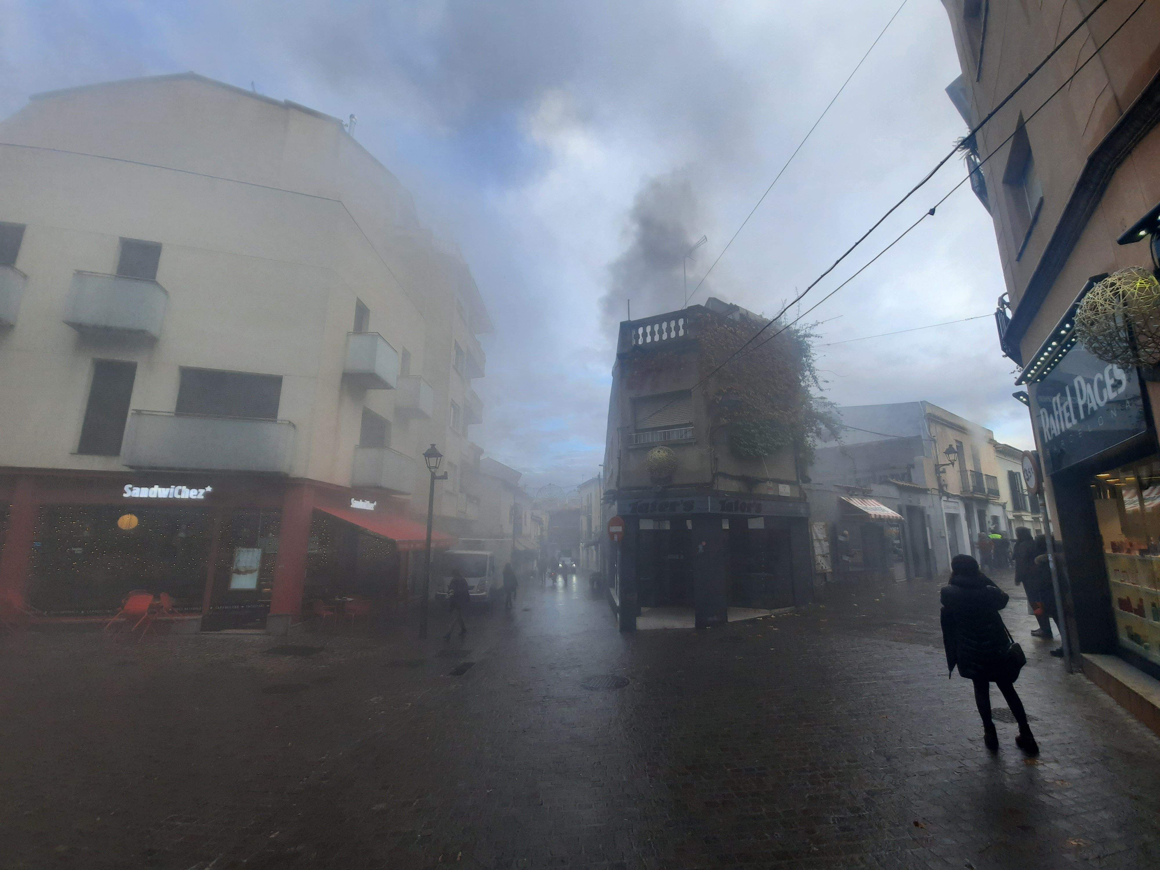El carrer de Valldoreix, ple de fum FOTO: TOT Sant Cugat