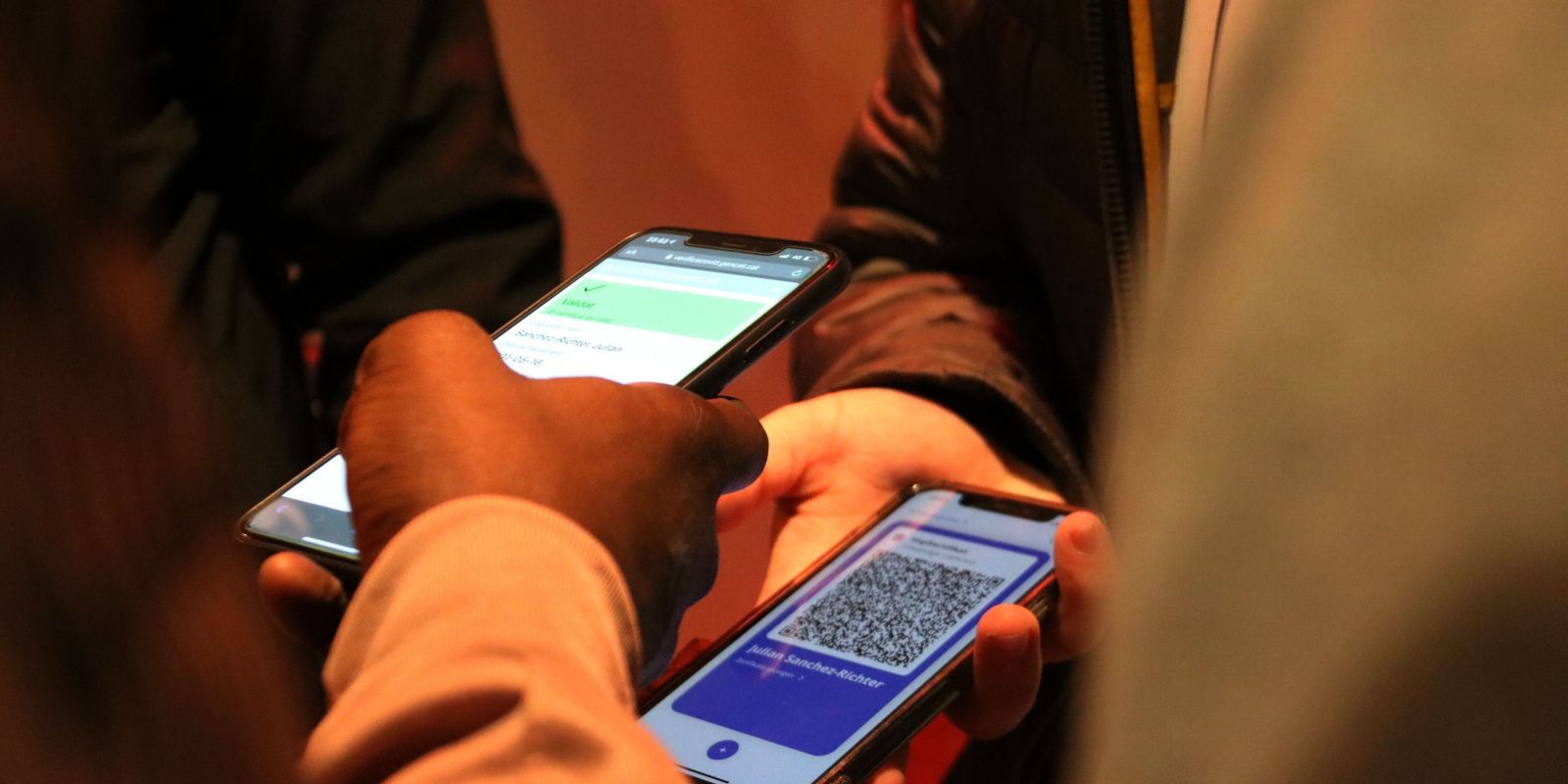 Passaport covid validat en la primera nit de reobertura dels locals d'oci nocturn. FOTO: Marta Casado Pla/ACN 