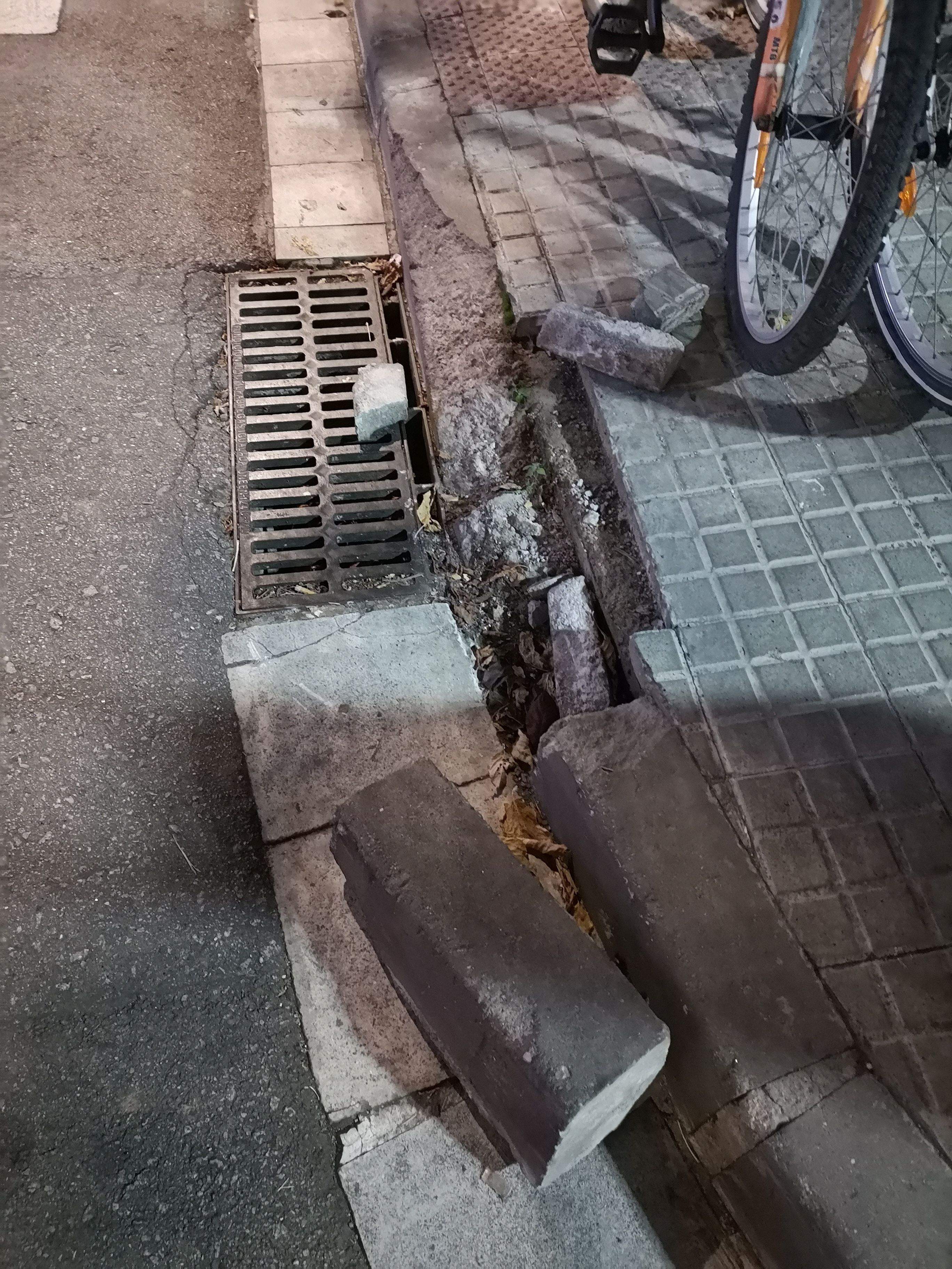 Una vorera en mal estat a Sant Cugat. FOTO: Olga Marín Castellví 