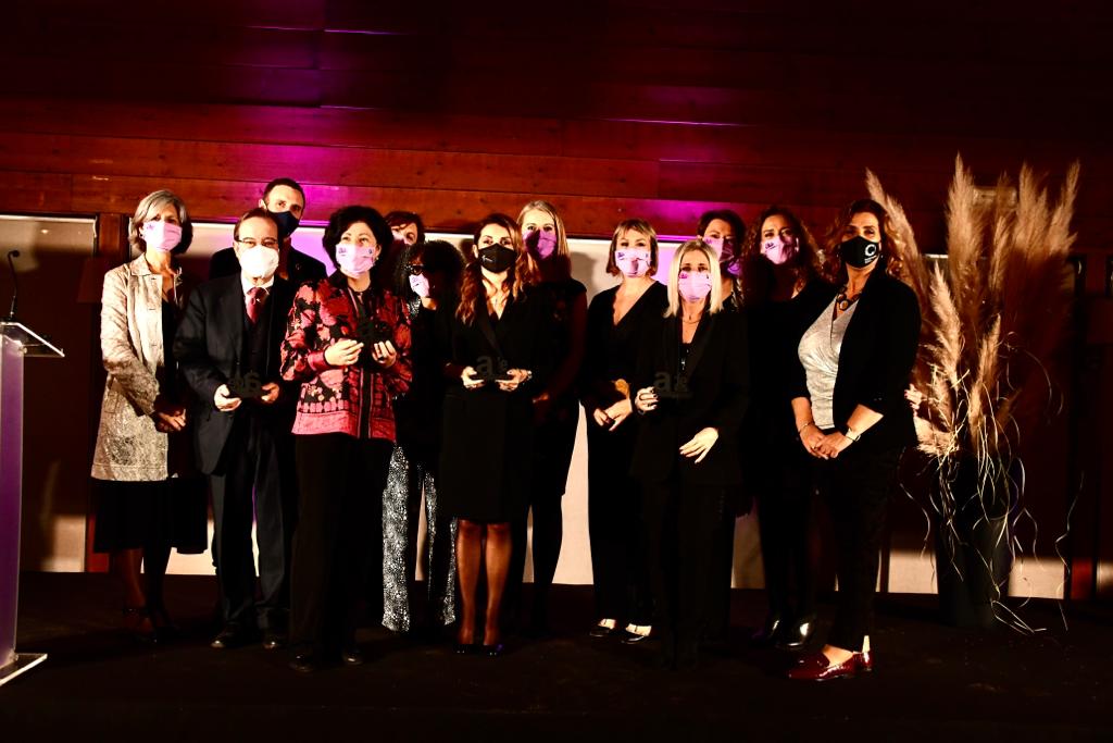 Foto de família amb autoritats, membres d'ADE i premiats. FOTO: Localpres