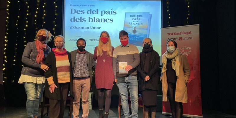 Susana Herrada, la mare d'Ousman, Montse, Ousman Umar, Laura Grau, Bernat Bella,  i membres d'Òmnium Cultural. FOTO: Cristina Cabasés