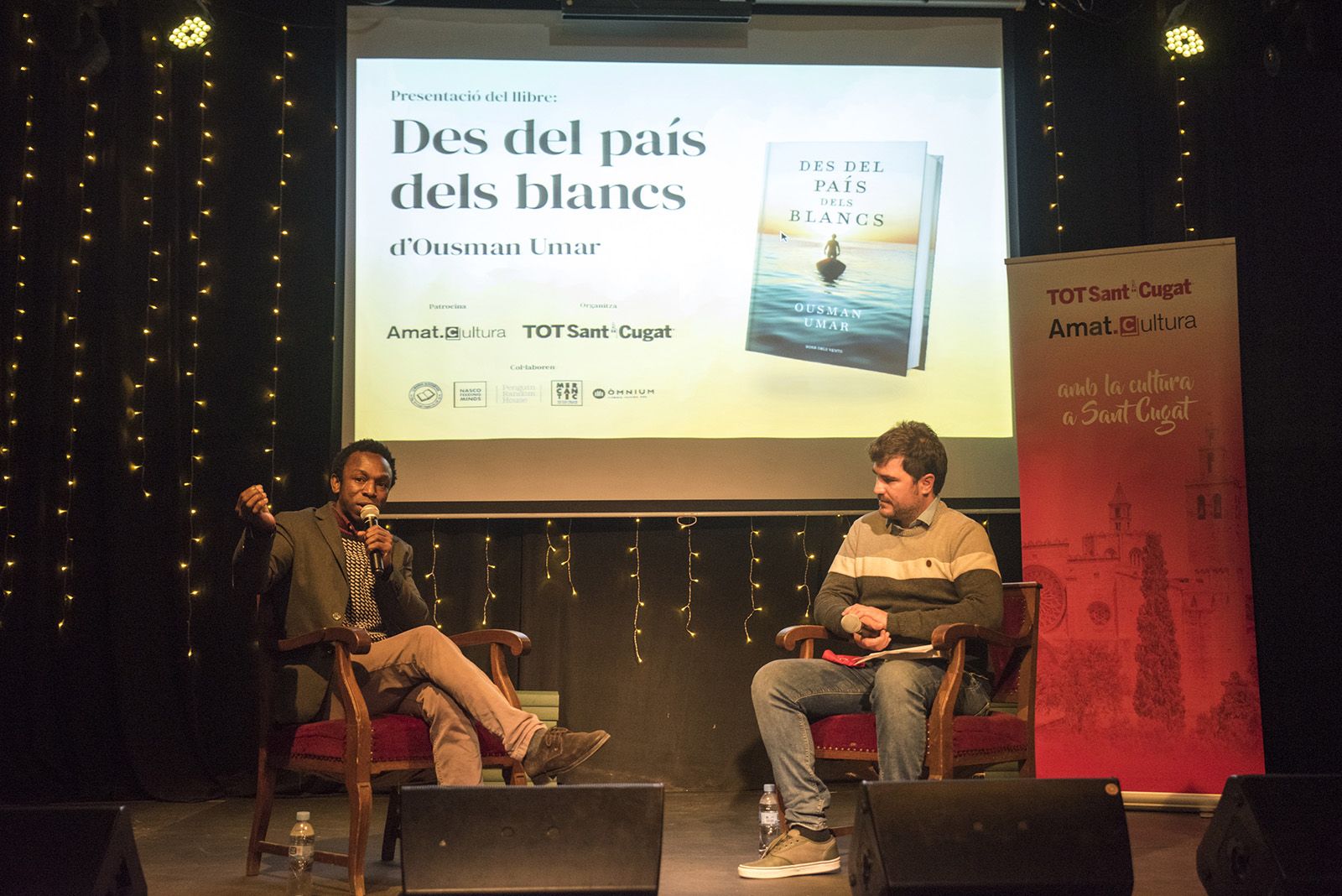 Ousman Umar ha conversat amb el periodista Bernat Bella sobre 'Des del país dels blancs'. FOTO: Bernat Millet