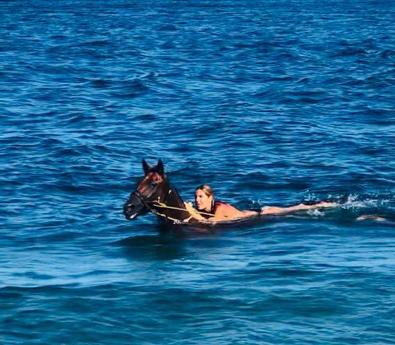 Cavalgant al Mar. Menorca - Clara de Uribe Gil